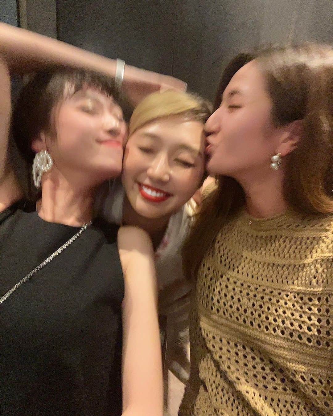 横田彩夏のインスタグラム：「楽しすぎNight🤬🫶🪐 かおHBD💚💚💚 なんだかんだ20年目？こわい  #シャンパンを気楽に入れられる大人になりました #小3のときはシャンパンなんて知らなかった#TAP#栄光ゼミナール#塾友#飲みすぎて記憶所々落としてきた」