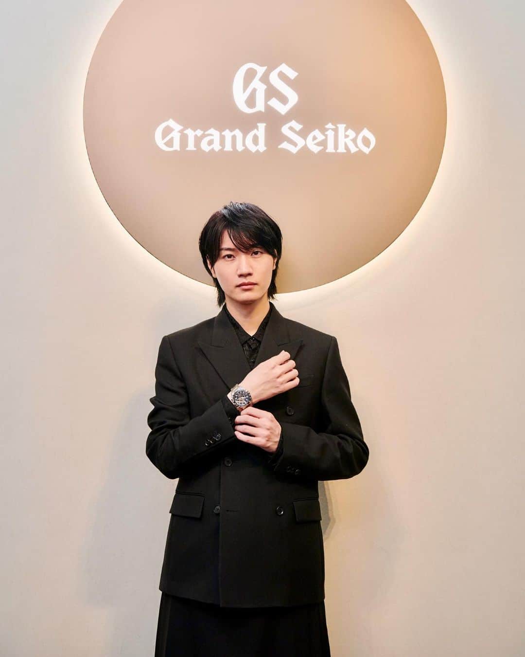 桜田通のインスタグラム：「Grand Seiko  製品の自社一貫製造を貫き、唯一無二の高精度と高品質ムーブメントを生み出してきた日本が誇る腕時計ブランド グランドセイコーさんのスペシャルなイベント「五感」を通じて特別なひと時が体感できる『ALIVE IN TIME through the FIVE SENSES』にご招待いただきました✨  会場では、グランドセイコーさんの歴史ある腕時計のアーカイブや、精巧な時計を構成する細やかな部品の展示など興味深いものが沢山ありました！  そしてグランドセイコーさんの魅力を五感で体験できるということで、今回「味覚」と「嗅覚」では「ミシュランガイド東京2023」で二つ星を獲得した長谷川 在佑さんがメニュー設計をした希少価値の高いラグジュアリーな食体験など本当に幸せな時間を過ごすことができました🍽  バリスタの専門性を追求されている『スペシャルティコーヒー』を世界に広める國友 栄一さんとのタッグで、このイベント限定のスペシャルな和食とコーヒーの融合を楽しませていただきました☕️✨  イベント全体を通してまさにグランドセイコーさんの歴史や、進化をし続けていく挑戦の予感など、情熱の止まらない世界観を存分に堪能することができました✨  僕はグランドセイコーさんのエボリューション 9 コレクションの高精度なメカニカルクロノグラフ“TENTAGRAPH”を身に付けて参加したのですが、手元に時間を確認することができるこの腕時計があるのに、思わず時間を忘れて没頭してしまうほど素晴らしい経験をさせていただきました😊✨  僕は大切な日に特に腕時計を身に付けますが、この"TENTAGRAPH"と出逢い、経験をした大切な思い出と共に、これからまた新たな時をさらに大切に刻んでいきたいと強く想いました😌  皆さんにとってもこれから続いていく人生が素晴らしい日々でありますように、そしてそんな一秒一秒を大切な時計と共に出逢い、刻んでいけることを願っています🌟  #grandseiko #グランドセイコー #aliveintime #grandseiko5senses #pr  服 @versace」