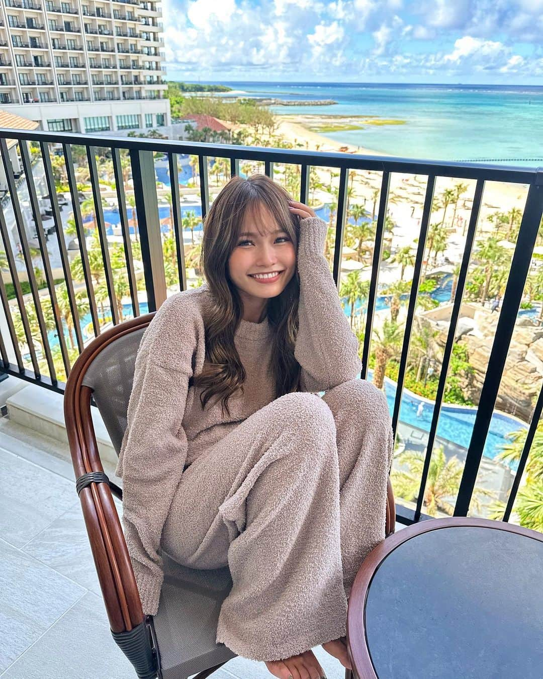 baby.maiのインスタグラム：「. . やっぱりホテルからの景色は最高🥥🌴  @donobanweb のルームウェア モコモコってやっぱり気持ち良くて好き🐻🤍  いまならZOZOWEEKやってたよ〜🤭🌈  #沖縄 #沖縄旅行 #okinawa #okinawatrip #琉球ホテルandリゾート名城ビーチ #donoban #ドノバン #ドノジョ #ootd #PR」