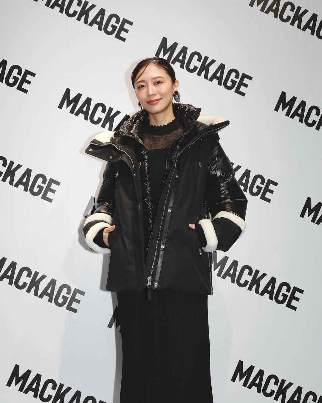 由架子 川野のインスタグラム：「南青山に明日９／１６にオープンする カナダモントリオールのMACKAGE @mackage  日本初のフラッグシップ店にお邪魔しました！ メンズもめちゃくちゃ形が綺麗でびっくり。 カップルで兼用できそう🖤  @mackage #mackage #マッカージュ #ダウン」