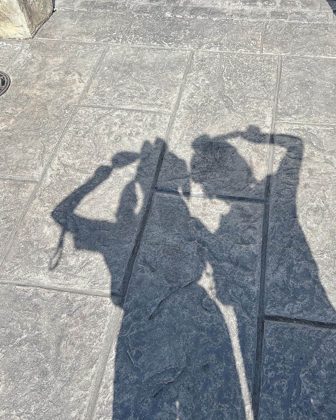 小嶋花梨のインスタグラム：「今年の夏の思い出🫧 ⁡ ⁡ ⁡ ≠ME のさややんが大阪まで会いに来てくれて、 念願の #ユニバ へ！！ ⁡ ⁡ さややんのお陰で1つアトラクションを克服できた日！この私が自ら"もう1回乗ろ〜！"って言いました！成長〜🌼 大好きなスヌーピーも堪能させてもらいました🫶🏻 ⁡ ⁡ 楽しかったなぁ〜 次は私が会いに行くーーー！😚🗼 ⁡ ⁡ ⁡」