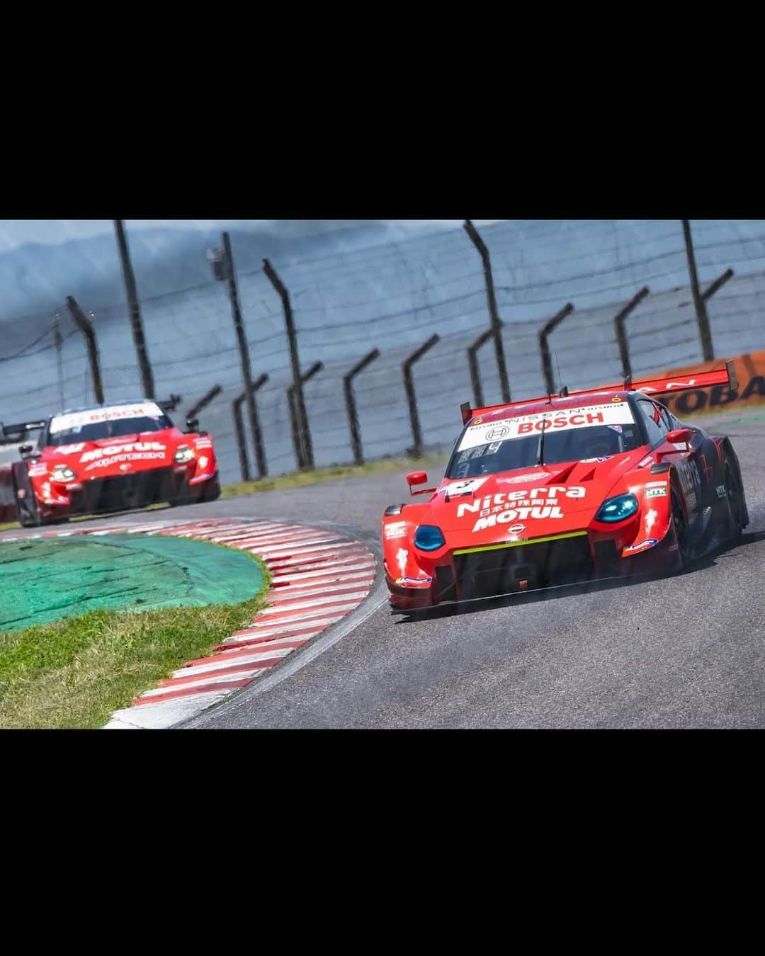 葉月美優さんのインスタグラム写真 - (葉月美優Instagram)「明日はSUPER GT.Rd6 SUGO 予選日✩⡱  GT500クラス #3 Niterra MOTUL Z  今回もドキドキするレースになりそうです。  まず、前回の鈴鹿戦では、98kgのSWを積んでの450kmレース。 さすがにハンデが厳しかったようで、惜しくもポイント圏内には届かずでした。  SUGO戦でもSWが大きく影響してしまうと思います。  私の話になってしまいますが、8月にSUGOで行われたMINIBIKE 6時間耐久レースに参戦しました。  そこでは、いつも絶対に私より速くて上手なベテランのチームメイト達より、私のタイムの方が上でした。  それは完全に体重の差の影響です。　チームメイトより唯一軽い私。　本当にただそれだけ。 今までどこのサーキットでも抜くことができなかったのに。  それだけ、重さが枷になるサーキットということを目の当たりにしました。  SUGOはアップダウンが激しく特徴的な10%勾配は、本当にきついです。私が乗っている車両も今の3号車の状況と同じく、他の車両に比べてパワーがないので特に最終コーナーは本当に厳しかったです。  更に、入り口は兎に角、出口がきつい箇所もあります。　その先伸びを良くするには立ち上がりのスピードを上げたいところ…けど、出口がきついならその分スピードを落とさなければいけません。スピードを落とせば重い車両は、当然またスピードを上げるのに時間がかかり伸びも悪くなります。  というように、長くなってしまいましたが、かなりSWや燃リスが影響してしまうと思います。  でも、SUGOはテクニカルサーキット。まずは安定して無事に走ることが大事です。　ここまでノートラブルの3号車。　2人の勢いのある走りに期待したいです！  明日は予選、一緒に応援してくださいねっ💕 ※サーキットのお話は明日書きます。  また、NISMOブースイベントやNGKブースでもお待ちしてます(*´ω｀*)  ┈𓈒𓏸︎︎︎︎スケジュール𓈒𓏸︎︎︎︎┈┈┈┈┈┈┈┈┈┈┈┈  9:15-11:00▷公式練習🏎  11:30-11:40▷ステージ🎤  11:45-12:45▷PITWALK📸  13:45-14:15▷NISMOブースイベント✏  15:13-15:23▷予選Q1🏁 15:51-16:01▷予選Q2🏁  16:30-17:00▷KIDSWALK📸  17:35-17:45▷ステージ🎤  ┈┈┈┈┈┈┈┈┈┈┈┈┈┈┈┈┈┈┈┈┈  #NGKスパークプラグ #Niterra #NGKスパークガール　#NGKSPAKPLUGS  #NISMO #NISSAN #GoGoNISSAN2023 #日産  #MOTUL  #SUPERGT #SGT #SUPERGT2023 #スーパーGT  #スポーツランドSUGO #SUGO   #レースクイーン　#racequeen  #3号車 #NiterraMOTULZ #Z #スーパーカー #スポーツカー」9月15日 20時25分 - miu_haduki