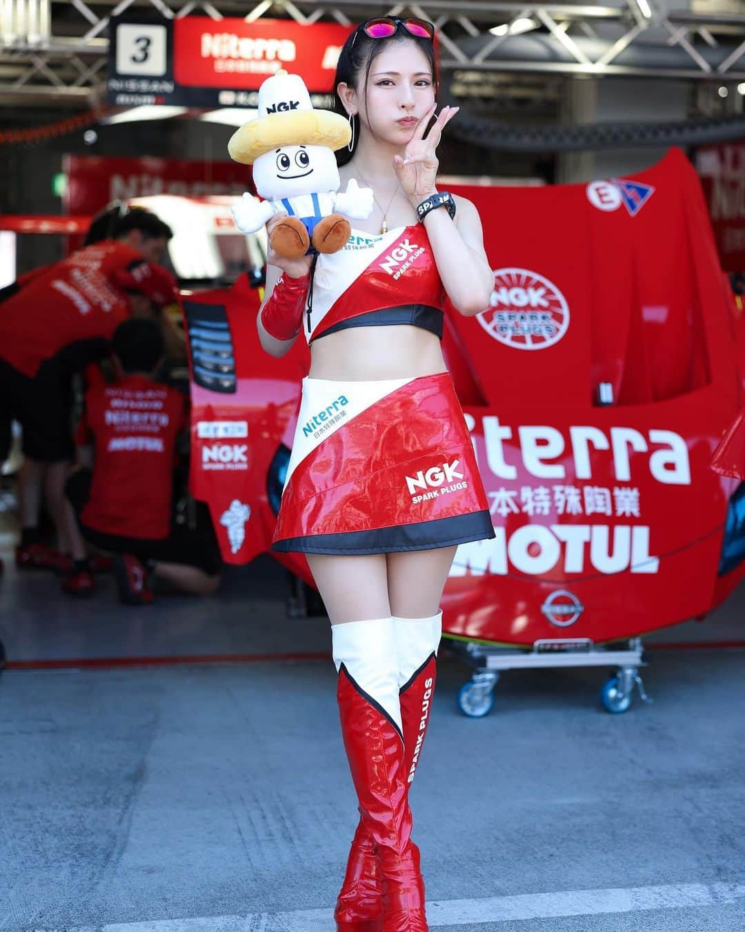 葉月美優のインスタグラム：「明日はSUPER GT.Rd6 SUGO 予選日✩⡱  GT500クラス #3 Niterra MOTUL Z  今回もドキドキするレースになりそうです。  まず、前回の鈴鹿戦では、98kgのSWを積んでの450kmレース。 さすがにハンデが厳しかったようで、惜しくもポイント圏内には届かずでした。  SUGO戦でもSWが大きく影響してしまうと思います。  私の話になってしまいますが、8月にSUGOで行われたMINIBIKE 6時間耐久レースに参戦しました。  そこでは、いつも絶対に私より速くて上手なベテランのチームメイト達より、私のタイムの方が上でした。  それは完全に体重の差の影響です。　チームメイトより唯一軽い私。　本当にただそれだけ。 今までどこのサーキットでも抜くことができなかったのに。  それだけ、重さが枷になるサーキットということを目の当たりにしました。  SUGOはアップダウンが激しく特徴的な10%勾配は、本当にきついです。私が乗っている車両も今の3号車の状況と同じく、他の車両に比べてパワーがないので特に最終コーナーは本当に厳しかったです。  更に、入り口は兎に角、出口がきつい箇所もあります。　その先伸びを良くするには立ち上がりのスピードを上げたいところ…けど、出口がきついならその分スピードを落とさなければいけません。スピードを落とせば重い車両は、当然またスピードを上げるのに時間がかかり伸びも悪くなります。  というように、長くなってしまいましたが、かなりSWや燃リスが影響してしまうと思います。  でも、SUGOはテクニカルサーキット。まずは安定して無事に走ることが大事です。　ここまでノートラブルの3号車。　2人の勢いのある走りに期待したいです！  明日は予選、一緒に応援してくださいねっ💕 ※サーキットのお話は明日書きます。  また、NISMOブースイベントやNGKブースでもお待ちしてます(*´ω｀*)  ┈𓈒𓏸︎︎︎︎スケジュール𓈒𓏸︎︎︎︎┈┈┈┈┈┈┈┈┈┈┈┈  9:15-11:00▷公式練習🏎  11:30-11:40▷ステージ🎤  11:45-12:45▷PITWALK📸  13:45-14:15▷NISMOブースイベント✏  15:13-15:23▷予選Q1🏁 15:51-16:01▷予選Q2🏁  16:30-17:00▷KIDSWALK📸  17:35-17:45▷ステージ🎤  ┈┈┈┈┈┈┈┈┈┈┈┈┈┈┈┈┈┈┈┈┈  #NGKスパークプラグ #Niterra #NGKスパークガール　#NGKSPAKPLUGS  #NISMO #NISSAN #GoGoNISSAN2023 #日産  #MOTUL  #SUPERGT #SGT #SUPERGT2023 #スーパーGT  #スポーツランドSUGO #SUGO   #レースクイーン　#racequeen  #3号車 #NiterraMOTULZ #Z #スーパーカー #スポーツカー」