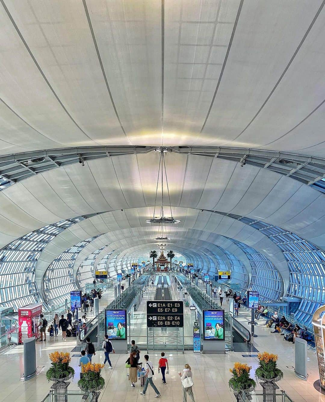 uoriさんのインスタグラム写真 - (uoriInstagram)「#Suvarnabhumi #suvarnabhumiairport   #bangkok  #thailand #bangkoktrip  #bangkokspirit  #travelgram  #thilanddestination #archilovers  #buildingstylesgf  #igersjp  #rsa_streetview  #infamous_family #royalsnappingartists #instagramjapan  #art_chitecture_  #rustlord_archdesign #icu_architecture #excellent_structure  #indies_gram  #architecture  #diagonal_symmetry  #tv_buildings  #cool_pointy_things  #tv_leadinglines #ShotoniPhone  #STRUCTURE_BESTSHOTS #raw_architecture」9月15日 20時26分 - uooori