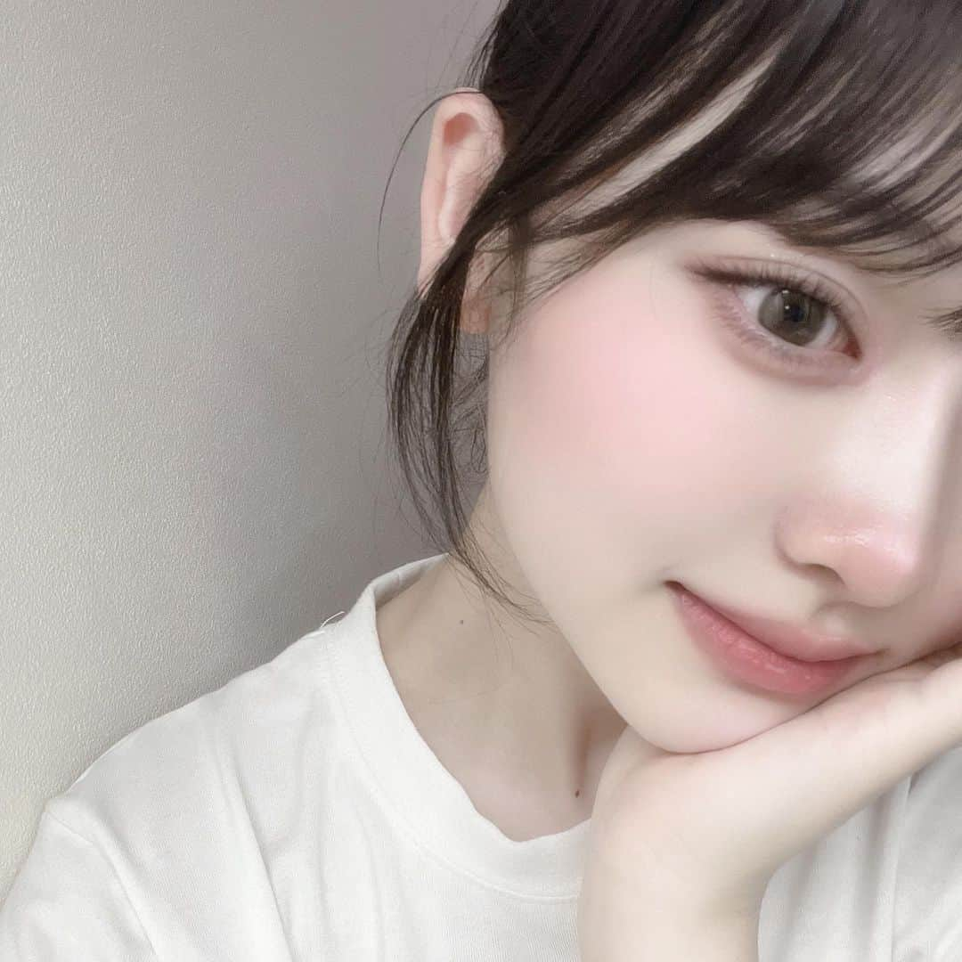 歩花のインスタグラム：「ちょっと前まで家では髪の毛を上げて過ごしてました。暑いとき三つ編みかお団子がおすすめ🎶  おひさしぶりのマツパしていただきました 上下パリジェンヌしていただきました🎶→@eyeprolish11   カラコンかすちゃんプロデュースの #prismel  アイスオリーブ使ってます Tiktokでたくさん聞いていただきました🙆‍♀️ コットングレージュとアイスオリーブとくに気に入りです💍  #マツパ #まつ毛パーマ #eyeprolish  #カラコンレポ #カラコン #prismel #プリズメル #アイスオリーブ #ホテラバ」