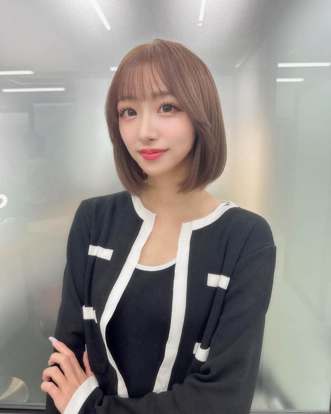 渡辺葉月のインスタグラム：「☁️  アイドル始めた時は  ずっとボブだったので、  アイドルラストもボブで、、！！  あと、明るくしてもらったよ♡  @takaya_style_gram  ありがとうございました🖤  #ボブ #ボブヘア #韓国ボブ #ミニボブ #ボブ女子」