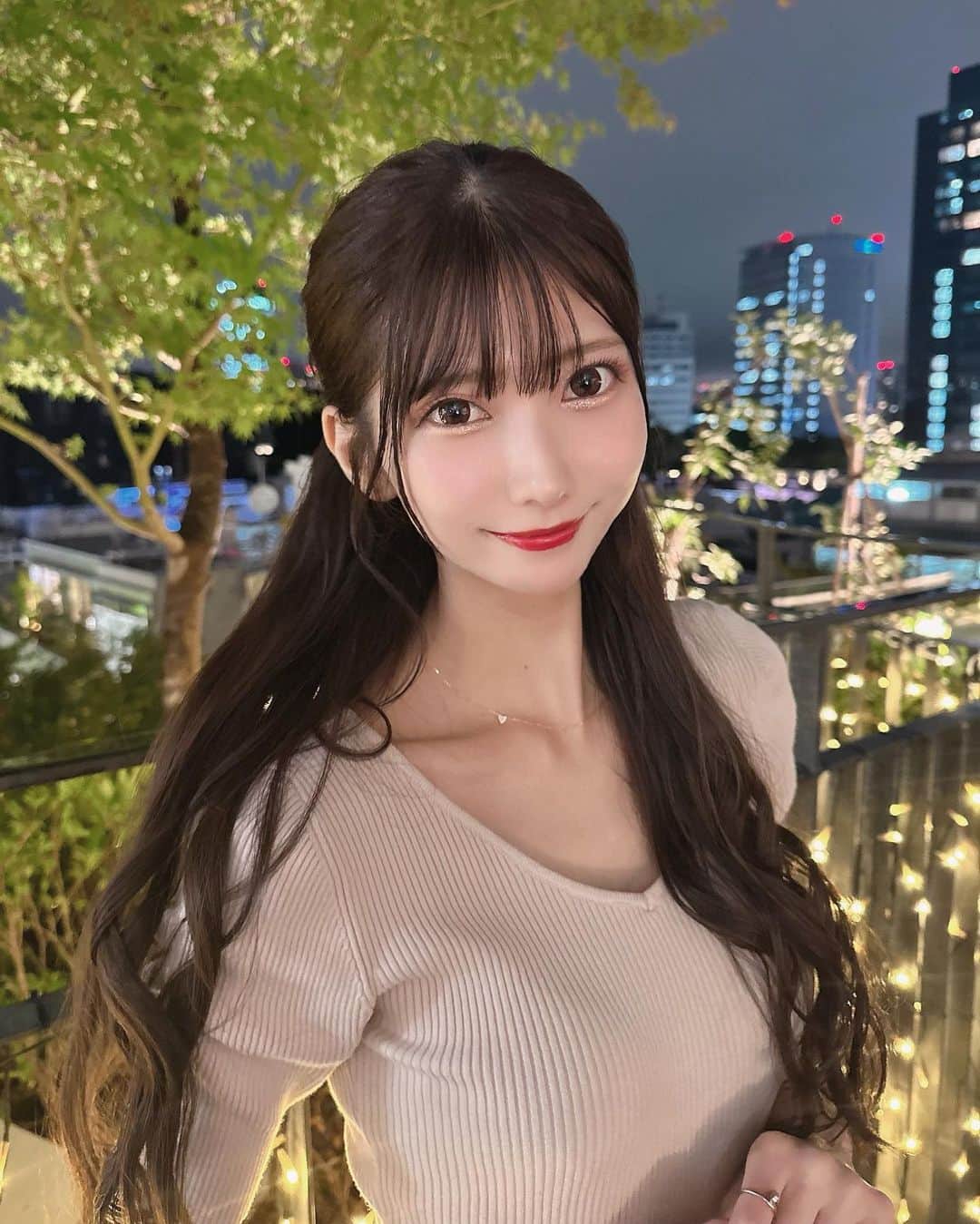 山広美保子のインスタグラム：「イルミネーション🌟  . . . . . #ノースリーブ #ノースリーブワンピース #ロングスカート#白 #白コーデ #美脚 #ニットワンピース #タイトスカート #ワンピース #フェミニン　#私服 #全身コーデ #アイドル #idola #lucu #cantik #ไอดอล  #follow #フォロワー募集中 #いいね返し #乃木坂46 #乃木坂46 #大人 #大人女子 #大人女子コーデ #美脚 #撮影  #巻き髪 #ロングヘア #ヘアアレンジ #ノースリーブ #ノースリーブワンピース」