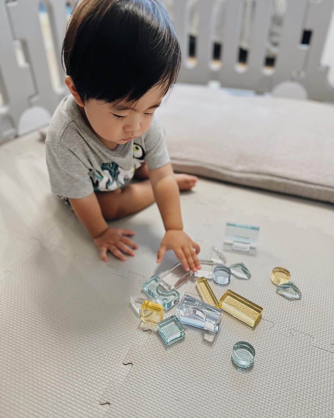 esutoreja_risaribonのインスタグラム：「@bellevie_enfant  . クリア積み木🥹🥹🥹🥹 スーパー可愛いの…名前もほれるので特別感がとてもいい🥹 プレゼントにも向いてます！！ . 色も沢山あり積み木数も沢山あります！ . 動画も貼り付けてるので見てほしいです❣️ . うちの息子は積み木とゆうより投げてましたがこれからの成長が楽しみ🤤💋💋 息子用の机も買ったらそこで遊んでくれるかと❣️ .  .  .  #ベルビーアンファン#アクリル積み木 #bellevieenfant」