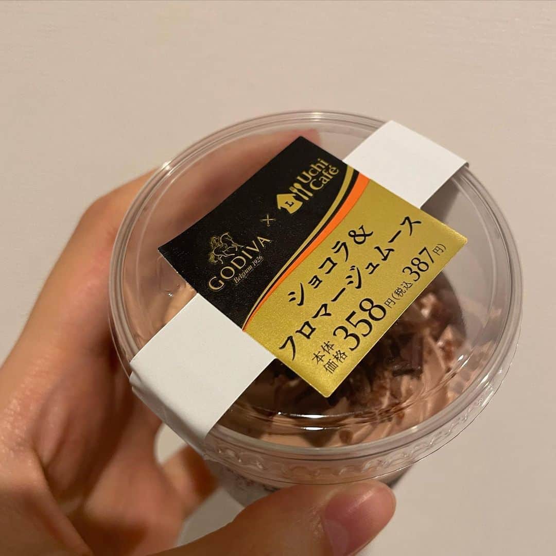 加藤美帆のインスタグラム：「飴砕いたやつっぽいの入ってた！！！ チョコレート大好き＆甘党のみなさん買うべし。 ドカンとチョコがくる幸せがすごい。 #fyp」