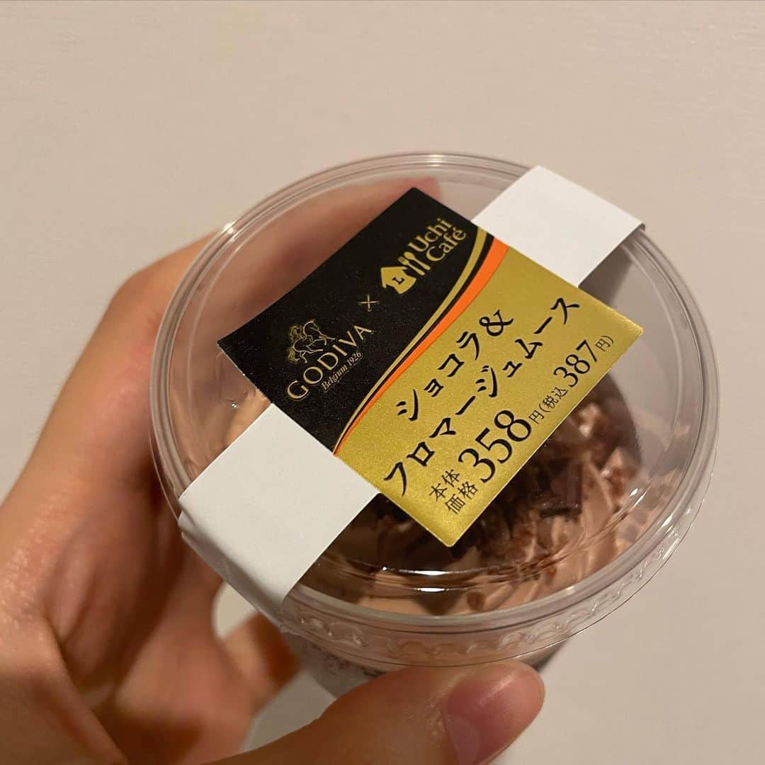 のインスタグラム：「飴砕いたやつっぽいの入ってた！！！ チョコレート大好き＆甘党のみなさん買うべし。 ドカンとチョコがくる幸せがすごい。 #fyp」