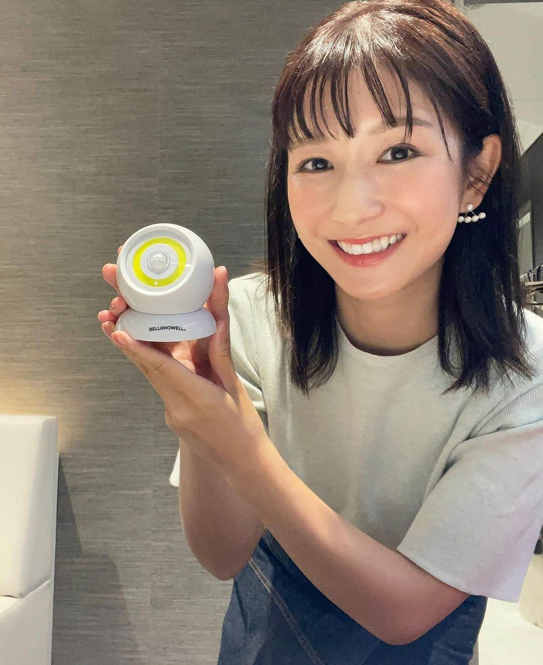 小西ゆりなのインスタグラム：「本日も　@qvc_japan ご覧いただき、ありがとうございました🙇‍♀️✨ 今回ご紹介させていただいた人感センサー付きのバイオニックライトは、節電対策もでき、サスティナブルにも繋がります‼️ 1人1人ができることから始めてみませんか⁈☺️ 沢山のご購入ありがとうございました♡ #qvc #qvcジャパン #生放送 #商品アドバイザー #小西ゆりな #浅井企画 #サスティナブルな暮らし #sdgs #節電 #人感センサーライト」