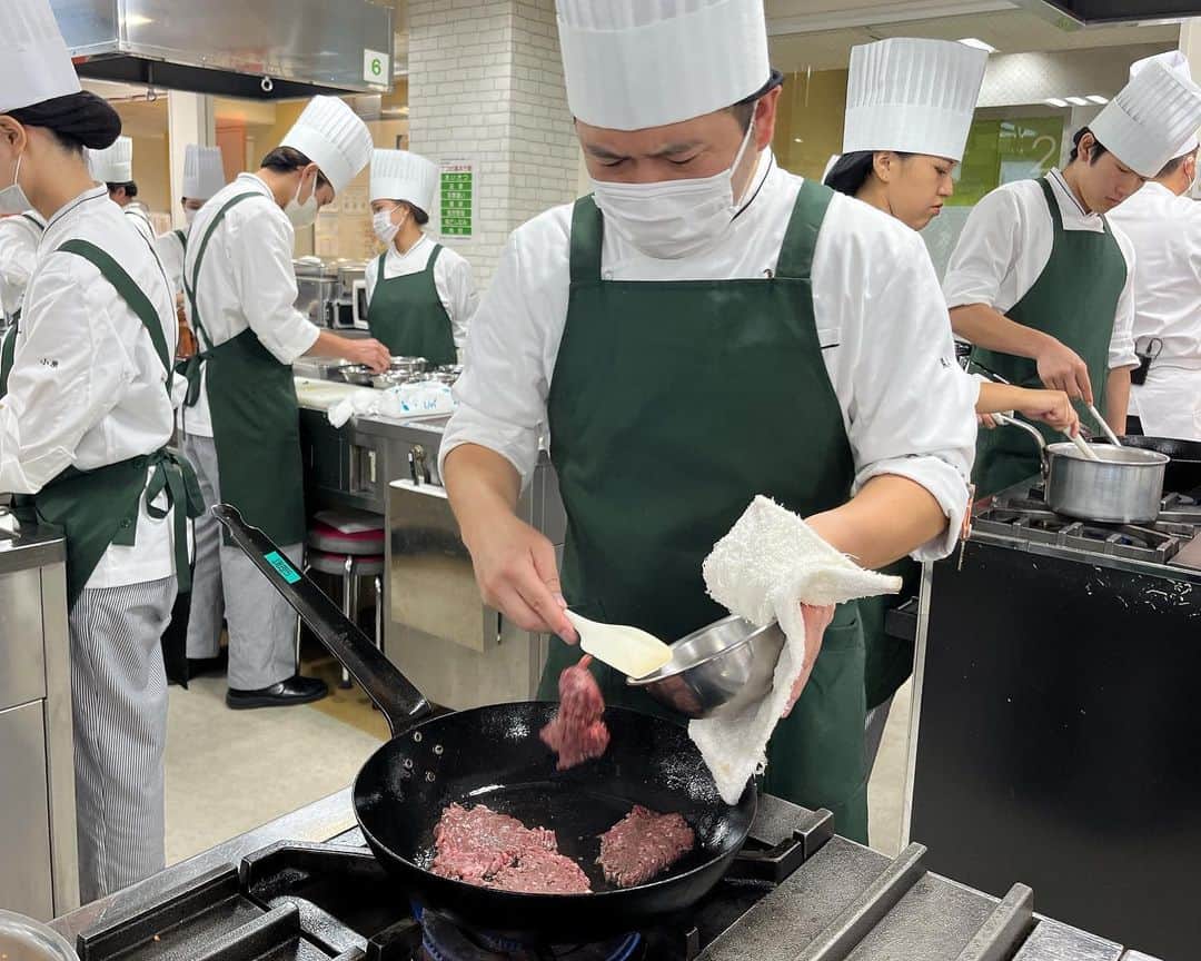 東京ベルエポック製菓調理専門学校さんのインスタグラム写真 - (東京ベルエポック製菓調理専門学校Instagram)「🧑‍🍳パティシエ調理師Wライセンス科🍽️ 本日調理実習は、 ●ボロネーゼのフェットチーネ ●パン  小麦粉と卵を合わせ、パスタ生地から手作り✨ パスタマシンを使用して、平たいフェットチーネに。 じっくり煮込んだボロネーゼソースで頂きました😋  パンも生地から捏ね上げました🍞💕  #東京ベルエポック製菓調理専門学校 #ベルエポック #東京ベルエポック　　 #Wライセンス科 #製菓も調理も学ぶ #皿盛り#シェフ#本格的#料理作り記録 #料理作り#料理好きな人と繋がりたい  #お菓子作り好きな人と繋がりたい  #お菓子も料理もどっちも好き  #製菓調理師#調理師#製菓衛生師」9月15日 20時29分 - belleseika