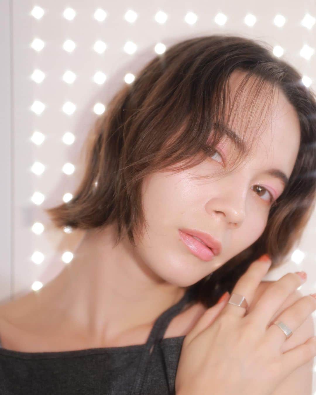 マリークレアのインスタグラム：「* LUNASOL💓 New eyeshadow colors and foundation  ピンク×オレンジの カラーメイク可愛い〜🥰  9/18まで明治神宮駅前にて POP UPしてるのでぜひ〜✨  @lunasolofficial  #lunasol #ルナソル #lunasol2023popup  #カラーオイルセラム #オイル美容液ファンデーション」