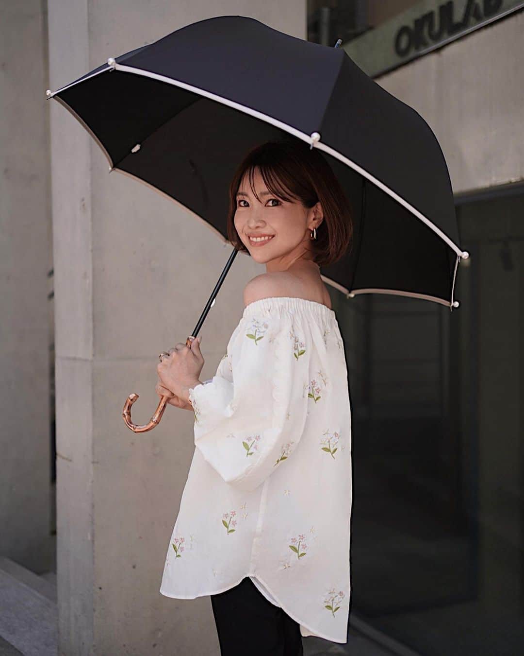 喜田彩子さんのインスタグラム写真 - (喜田彩子Instagram)「⁡ ⁡ 朝は晴れていたのに いきなりの大雨&雷だった東京☔️⚡️ ⁡ ストーリーで傘の質問をいただいていたので タグ付けしています🏷️ @demodeeofficial  ⁡ バードゲージ型のコロンとしたフォルムで つゆさきにはパールが付いていて 傘をさした時も、畳んで持っているときも可愛くてキュン♡♡ ⁡ ⁡ コーデクレジットはこちらです TOPS... @chesty_official  BOTTOM... @stunninglure  ⁡ ⁡ @chestystyle_official  #demodee #umbrella #傘 #우산 #chesty #チェスティ #fashion #outfit #ootd #coordinate #패션 #오오티디 #데일리룩 #코디스타그램 #악세사리 #오늘뭐입지 #좋아요 #156センチコーデ #sサイズコーデ #雨の日コーデ」9月15日 20時30分 - ayacokida