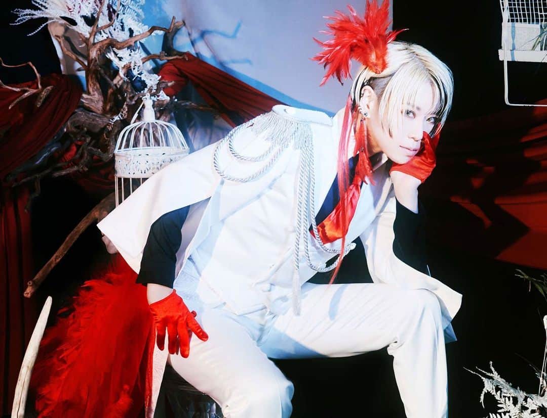 VALSHEのインスタグラム：「◢◣  HAPPY REBIRTH DAY  新たな歴史をはじめます どうぞよろしくお願いします   #VALSHE」