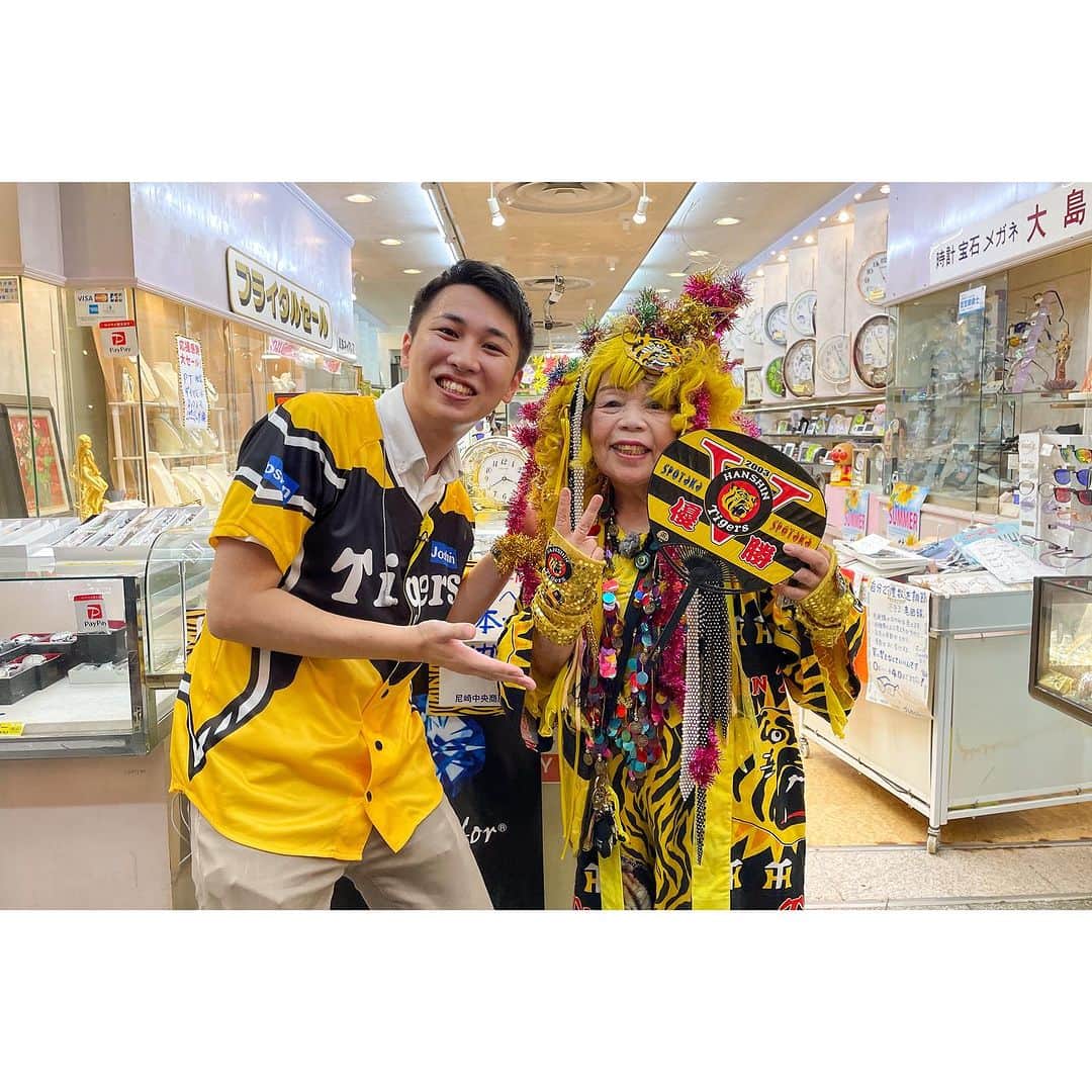 岩原大起のインスタグラム：「リーグ優勝から一夜明け セールで賑わう尼崎中央商店街から中継！  活気あふれる素敵な街！  #かんさい情報ネットten  #阪神タイガース」