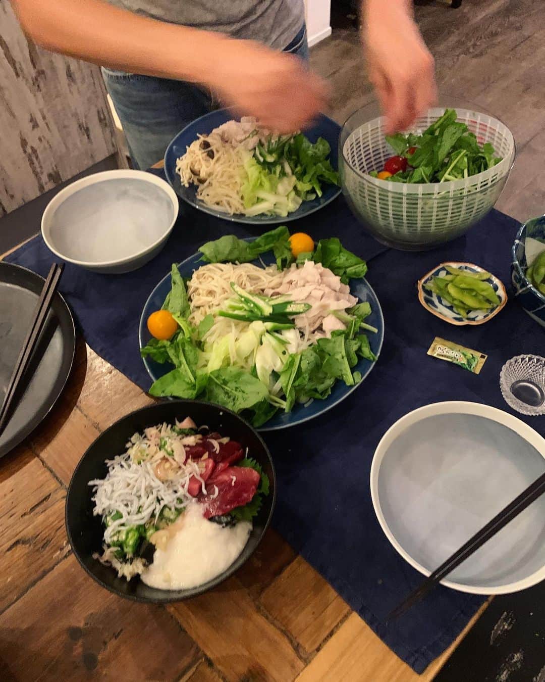akkoのインスタグラム：「先日長女がご飯を食べに来まして、暑い日だったのでお野菜てんこ盛りの冷しゃぶにしようかと、彼女と一緒に盛り付けていたら、 イメージ以上のてんこ盛りになってしまった😆😆😆笑  仕事帰りの腹減り娘なっちーには、マグロと長芋のとろろとオクラとシラスと、みょうがと紫蘇と海苔と、、あるものをいろいろのせたどんぶりも一緒に❣️  我が家では、お肉やお野菜を入れる前に昆布を加えたお湯で湯がき、その湯がき終えたもの、その旨みたっぷりスープを好きな胡麻だれやポン酢、だし醤油などに混ぜてのばし、そのお出汁スープで頂きます😋 柚子胡椒や白胡椒を入れても味変して楽しめますよ〜👍💕  いろいろなお野菜を入れたので、 香り豊かな冷しゃぶ😊 めっちゃ美味しかった〜🤤 残りは明日のお弁当にする❣️ と言って持ち帰ったなっちー☺️ また来てねー💖 #akko #akkostagram #mll」