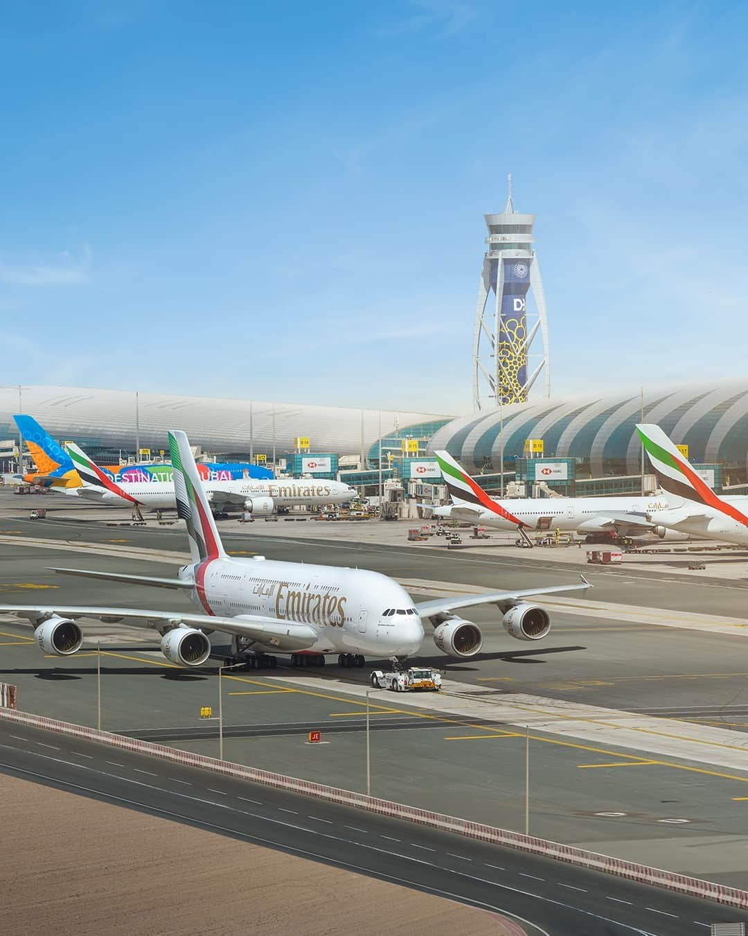 エミレーツ航空さんのインスタグラム写真 - (エミレーツ航空Instagram)「All flight paths lead to Dubai. 🌐  #Emirates #FlyBetter」9月15日 20時30分 - emirates