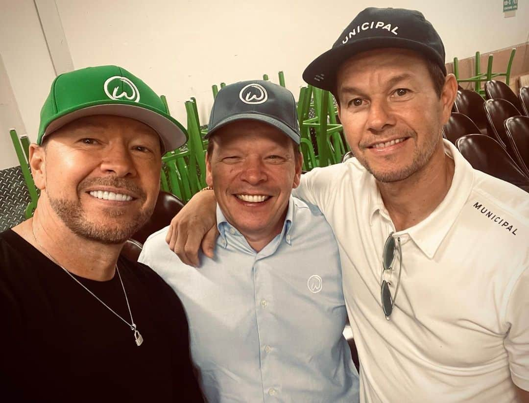 ドニー・ウォルバーグのインスタグラム：「#Family time at Foxwoods! So #thankful to all who made it to the Grand Opening of @wahlburgers @foxwoods and to all who helped make it possible! Come see us soon! @markwahlberg @chefpaulwahlberg ❤️🍔☘️ And, oh yes — 🤖❤️♾💫✨🤟🏼」