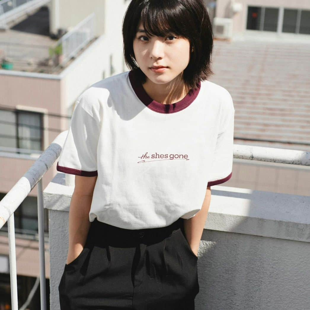 the shes goneさんのインスタグラム写真 - (the shes goneInstagram)「【new goods】  ringer logo tee 3500yen  color : burgundy / denim size :  L / XL  model 岩波詩織 @offwal_着用Lサイズ  #重い愛TOUR」9月15日 20時31分 - the_shes_gone