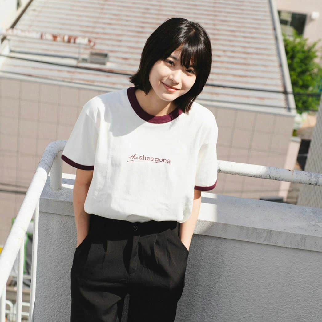 the shes goneさんのインスタグラム写真 - (the shes goneInstagram)「【new goods】  ringer logo tee 3500yen  color : burgundy / denim size :  L / XL  model 岩波詩織 @offwal_着用Lサイズ  #重い愛TOUR」9月15日 20時31分 - the_shes_gone