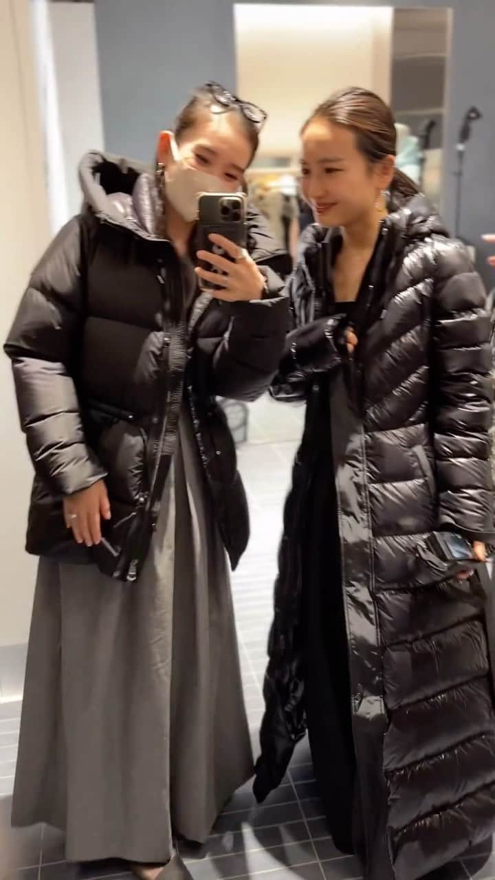 鈴木詩織のインスタグラム：「今年の冬は @mackage のダウンに決まり🖤🤍 シンプルなものから、個性的なデザインまでたくさんあって素敵だった！  MACKAGE青山路面店は9月16日OPENです📢  #mackage#マッカージュ#ダウンジャケット#shiorin_styling」