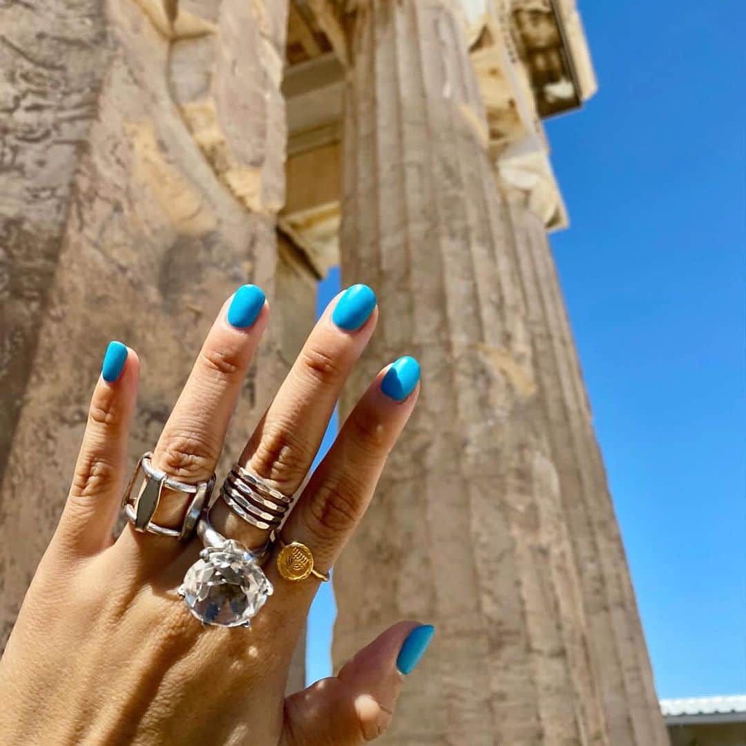 のインスタグラム：「旅人ちずちゃんが素敵な写真を送ってくれました🩵個性的なリングとnanan bijouxxxのリングがマッチしていて嬉しい☺️  ギリシャ、素敵だなー🩵🩵🩵 気をつけて、楽しんできてね！ ⁡ ▼ ▼ ▼  いよいよ明日から！ Web shopにて廃盤商品セールがはじまります！ 9/16 12:00〜9/18 23:59 Web shopにて  30〜40%OFF 掲載期間に関わらず、無くなり次第販売終了となります。 ⁡ 廃盤商品ページはすでに公開してありますので、チェックしてみてください！😊 ⁡ ＿＿＿＿＿＿＿＿＿＿＿＿＿＿＿ 直営店は2023年5月1日から不定期営業になります。 ハイライトに営業日記載あり ⁡ お問い合わせ専用公式LINE @ nananbijouxxx (@マークを入れて検索) ※InstagramのDMでのお問い合わせは承っておりません。 #nananbijouxxx」