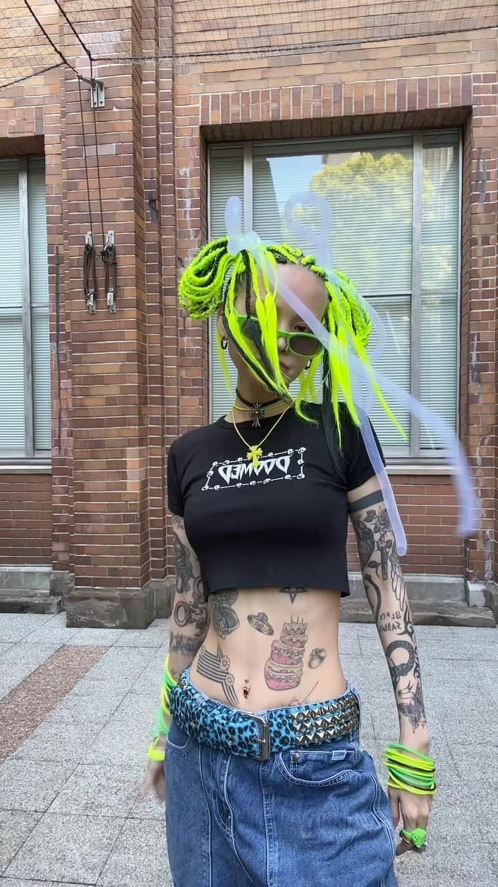 のインスタグラム：「🔪🦄🧸📶 #unicornskilledmygirlfriend #emo #cyberpunk #braids #cornrows  #ブレイズ #コーンロウ」