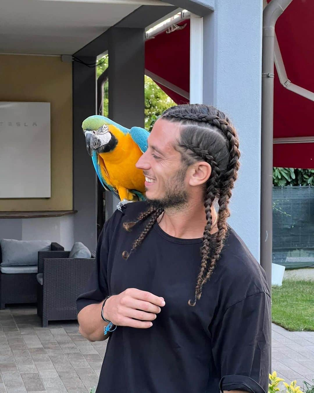 ヤコポ・デジのインスタグラム：「Un amico speciale 🦜😆 #graaaaa」