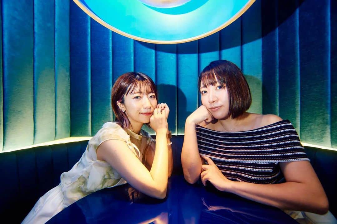 ぱいぱいでか美のインスタグラム：「ちゃんまいさんと対談❤️ . Hanakoさんにて DAISUKI!なベッド・インのちゃんまいさんと対談させて頂きました💋 二人で珍しく(?)真面目に語ってます🤝🏻 ぜひ読んでください💖 公開から既に反響いただいて非常にサンクスモニカです❣️ そして昨日はちゃんまいさんお誕生日🎊 遅れちゃったけどおめでとうございさました〜🎂 これからも抜き挿しならぬおしゃれカンケイでよろしくお願いします💋 記事内のちゃんまい画伯にも注目です！！！  📝綿貫大介さん @watanukinow  📷 Ko Tsuchiyaさん @kotsuchiya  記事はストーリーから🔗  自分が普段からいろんな場所で 発信していることで どこかの誰かが好きに生きていくことを選んだり 背中をあと一押しするきっかけになるなら嬉しいです いつも丁寧に応援の言葉を届けてくれるみなさん ありがとうね〜〜〜🫶🏻☺️✨ . #Hanako #対談 #ベッドイン #中尊寺まい #ちゃんまい #でか美ちゃん」