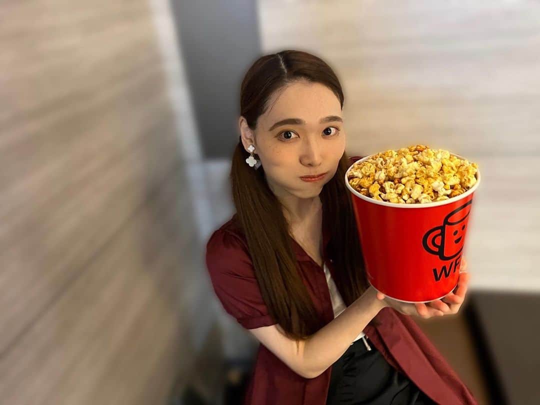 のインスタグラム：「ふとした瞬間に、また食べたくなってしまうもの。🍿  POPなコーン🌽  #ポップコーン #キャラメルポップコーン #天玲美音」
