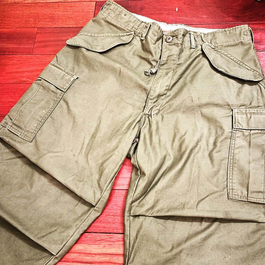 浅田信一さんのインスタグラム写真 - (浅田信一Instagram)「M65 Field Pants（74年製）  欲しかったビンテージのカーゴパンツを入手。古着だけどわりと状態の良いものが出てきたので。戦争も軍隊も制服も大嫌いだけど、軍モノ＝ミリタリーファッションは大好き。それって矛盾しているだろうか...。眺めてるだけで酒が呑める。と言うか早く長ズボンが履ける季節になってほしい。  #m65fieldpants」9月15日 20時34分 - asada_shinichi