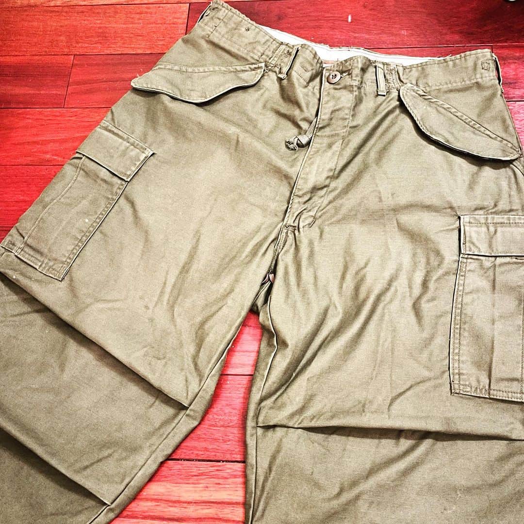 浅田信一のインスタグラム：「M65 Field Pants（74年製）  欲しかったビンテージのカーゴパンツを入手。古着だけどわりと状態の良いものが出てきたので。戦争も軍隊も制服も大嫌いだけど、軍モノ＝ミリタリーファッションは大好き。それって矛盾しているだろうか...。眺めてるだけで酒が呑める。と言うか早く長ズボンが履ける季節になってほしい。  #m65fieldpants」