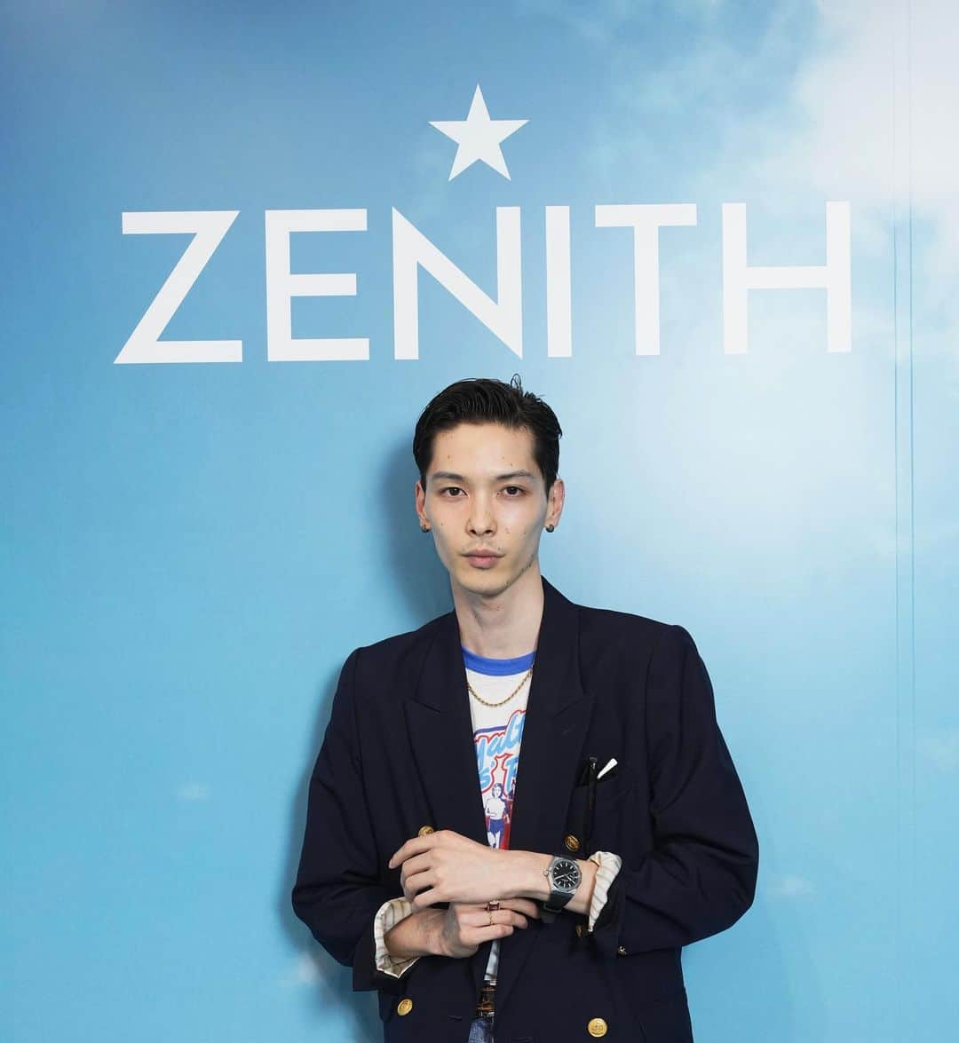 守屋光治のインスタグラム：「ZENITH PHOTO EXHIBITION BY LESLIE KEE  ゼニスと写真家、レスリー・キー氏による写真展に行ってきました。  10/1(日)までX8ギャラリーにて写真展が開催されています！  ブルーを基調にしている内観も、新しく発売されるパイロット コレクションも素敵なので気になる人は行ってみてね！  #Zenith #ゼニス #ゼニスパイロット #ZenithXLeslieKee #pr」