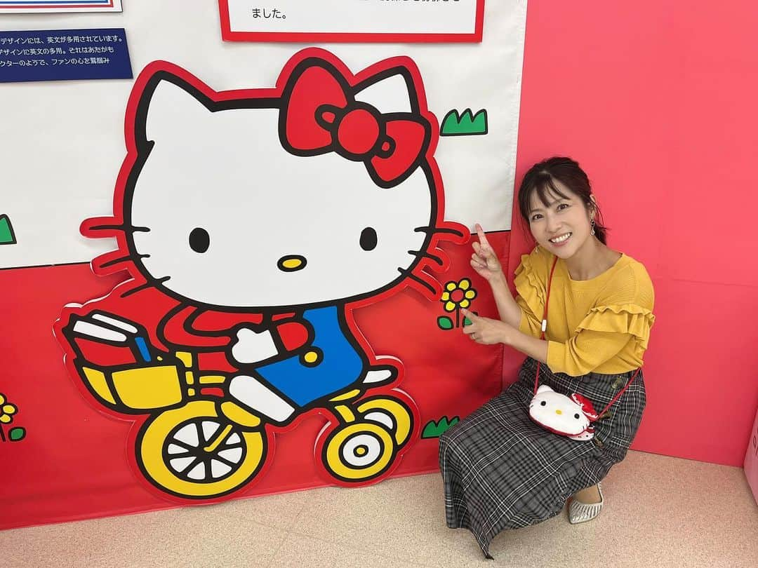 重長智子さんのインスタグラム写真 - (重長智子Instagram)「. . 「かわいい」が溢れている サンリオの世界に浸ってきました😻 . 浜松市で開催中の 「サンリオ展　ーニッポンのカワイイ文化60年史ー」 60年の間に、数多くのサンリオキャラクターが 誕生してきました🥰 . ハローキティ、マイメロディ、リトルツインスターズ、 パティ＆ジミー、ポチャッコ、シナモロールなど 世代を越えて愛されているキャラクターたちが 大きなパネルで登場！ . 一緒に行った堀アナと年代は違いますが、 会場で「かわいい〜♡」が止まりませんでした😍 . キャラクターが誕生するまでの物語や貴重な原画、 懐かしい雑貨（弁当箱や文房具）などの展示も。 その数は800点以上！ . 当時流行った「いちご新聞」の記事もあり、 昭和時代の恋愛心理テストをじっくり読んで、 はしゃぐ2人（笑） . 青春時代の思い出が蘇るサンリオ展でした🥹✨ . 18日(月・祝）までの開催です。 . 明日からの3日間（16～18日）は、 サンリオキャラクターをモチーフにした スイーツが食べられる「サンリオカフェワゴン」が 来るそうですよ🩷 . ファンの皆さーん、要チェックです🌈 . . #静岡県 #サンリオ展 #青春時代を思い出す #キティちゃん #懐かしいキャラクターもいた #いちご新聞 #カワイイ」9月15日 20時36分 - tomoko_shigenaga