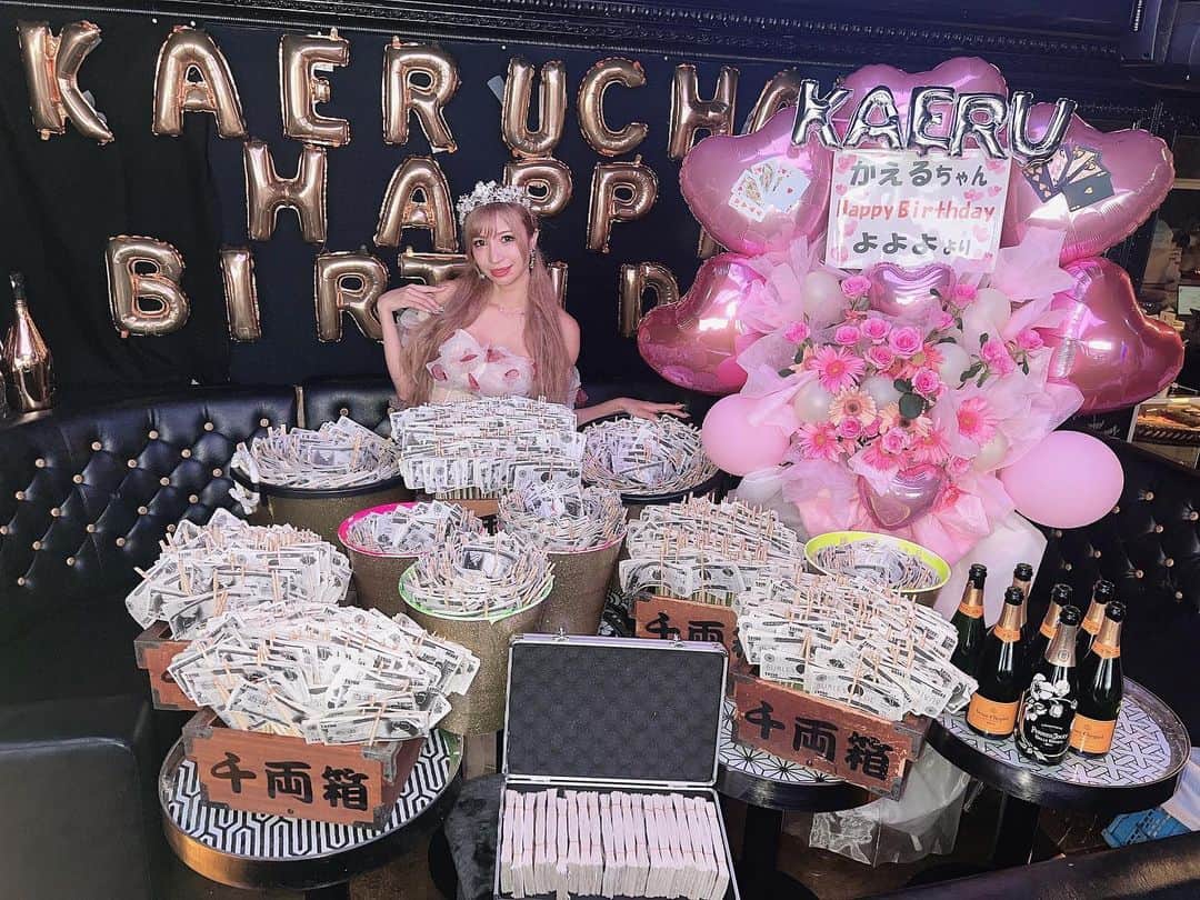 のインスタグラム：「バーレスクヤババースデー🎂 ありがけろでした🎀💓  ゲストに 九条ねぎちゃん、らいむたそちゃん、れいにゃんをよんで たくさんたくさん踊れたあ🐶♥️  ２.３部満席４部もほぼ満席で 始終盛り上げていただきほんとに嬉しかったです🥰 念願のディズニースペシャルもできて、みんなに良かったと言ってもらえて本当に嬉しいです！  本推しプラン　３０人 たくさんの方に推しプランもしていただき限定ブロマイド、リストバンドを持って帰ってくださりありがとございます🌈  これからもよろしくお願いします✨  そしてたくさんのチップも🥹  🎀3000両バルーン ダゾーン会  🎀1000両バルーン キンペイさん 上田さん  🎀500両バルーン がおうさん よよよさん あいり ラブラインメンバー よっちゃんさん しゃあさん タロウ ショウスケ  🎀１５０両バケツ sztさん ピエロさん 田中先生 君とすべりたいさん  遠隔 みぽりん、ゆっくん、セナさん」