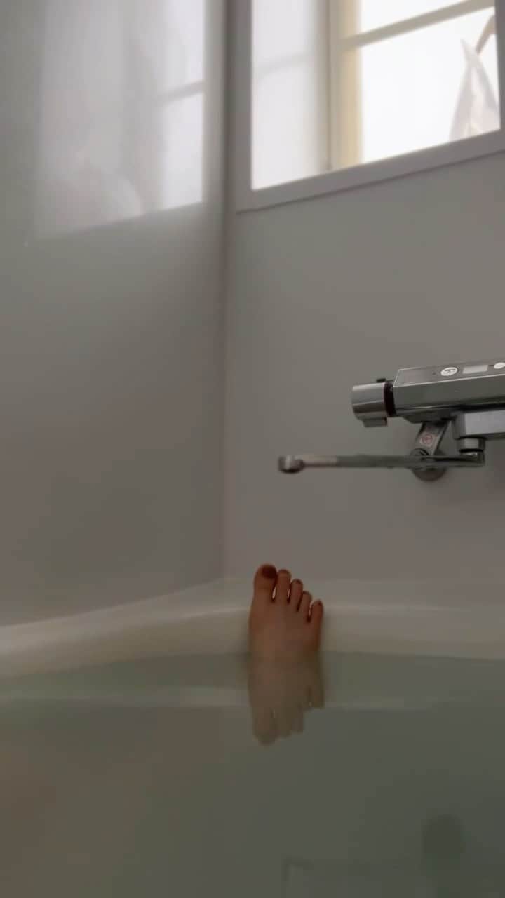 本島彩帆里のインスタグラム：「朝と夜、ちょっと涼しくなってきたので 朝風呂が気持ちよくなってきた🤤🌿 ⁡ 夏疲れから、秋にかけて 自律神経乱れやすくなってしまう時期 ⁡ ⁡ 自律神経乱れやすいのと 朝が苦手な人ほどお勧めな朝入浴🛀 ⁡ ⁡ なかなか身体が起きないので 朝シャワーは必須なのですが ⁡ 秋から冬、しんどい朝ほど、 目覚めスイッチに湯船に浸かる ようにしてます🛀 ⁡ ⁡ あまり長風呂できないので、 体のコンディションと気分に合わせて 入浴剤や香りも選ぶと◎ ⁡ ⁡ まだぬるめが気持ちいい感じ。 週末はゆっくり朝入浴したい気持ち😙😙 ⁡ ⁡ ⁡ #入浴剤#お風呂#バスタイム#バスタイムフルネス#入浴#朝活#モーニングルーティン#bathtime#セルフケア」