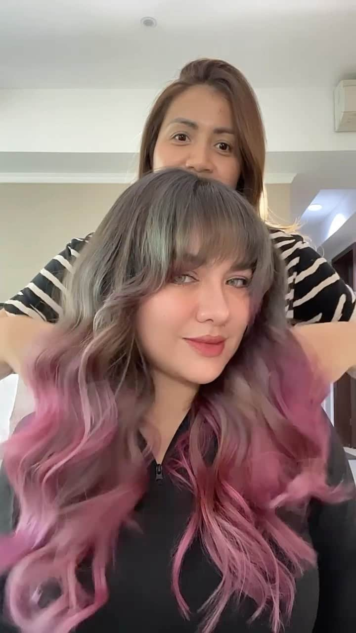 Vicky Shuのインスタグラム：「Finally bs makeover lg setelah long distance 😍  Balayage hair color done for my sis @vickyshu . #haircolor #balayage #fashioncolor #ashcolor #haircolorist #colorspecialist #hairdresser #hairmakeover #hairstylistjakarta #desitacoloractivist」