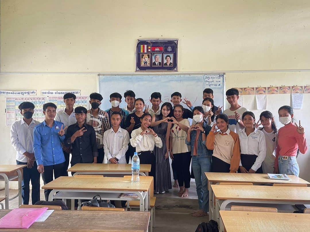 奥原ゆきののインスタグラム：「こんばんは . 先日、カンボジアに行ってきました。 今回私がお邪魔したのは「Promol Prum高校 」という学校で、日本語の授業をご一緒させて頂くことに。  Promol Prum高校はプレイベン州にあり首都のプノンペンから車で約3時間🫣 同じ敷地内に小学校〜高校までが併設されています。地元の子が通っているのかな？、と思いきや学校が少ないので遠方から来ている学生も多く、平日は近くの寮に住んでいるそうです。  Promol Prum高校の日本語の授業は、通常授業外に無料且つ希望制で開講しており、高校生を中心としつつ中には中学生の生徒さんも参加しています。  私もまだ勉強中ですが、日本は少子高齢化対策として「留学生30万人計画」を推進しており、ここ6年でカンボジアから日本への留学生は約２倍に。 取り組みの中には、今回の日本語教室のようなプログラム以外にも”日本留学フェア”を開催したりと日本を知ってもらう機会を多く設けているので、少子化時代を生きる若者として出来る活動をしていきたいです。 . #学生起業 #少子化 #カンボジア #日本語学校 #日本語教育 #プノンペン #ជប៉ុន #japanesegirl #女性起業家」