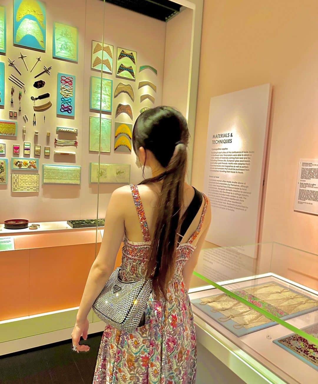 村川緋杏さんのインスタグラム写真 - (村川緋杏Instagram)「Peranakan museum  シンガポール旅行✈️ プラナカン博物館に行ってきた🫶🏻  前の投稿は食器中心に載せたんだけど 今回はお洋服・アクセサリー編🥲💓  びびの大好きなビジューや宝石 いわゆるキラキラが大量で🎉 バックもビーズでキラキラだし…  何よりただキラキラなだけじゃなく ひとつひとつ個性を持って 外見だけじゃない輝きも感じられる 本当に素敵。  原色もかなり使われていて 本当に「びびの趣味展かな…？」 みたいな気持ちになった😂  このワンピースは 友達がタイから買ってきてくれた😂 可愛いでしょ？🥹💗  しあわせだった〜〜〜🥇」9月15日 20時38分 - murakawabibiann