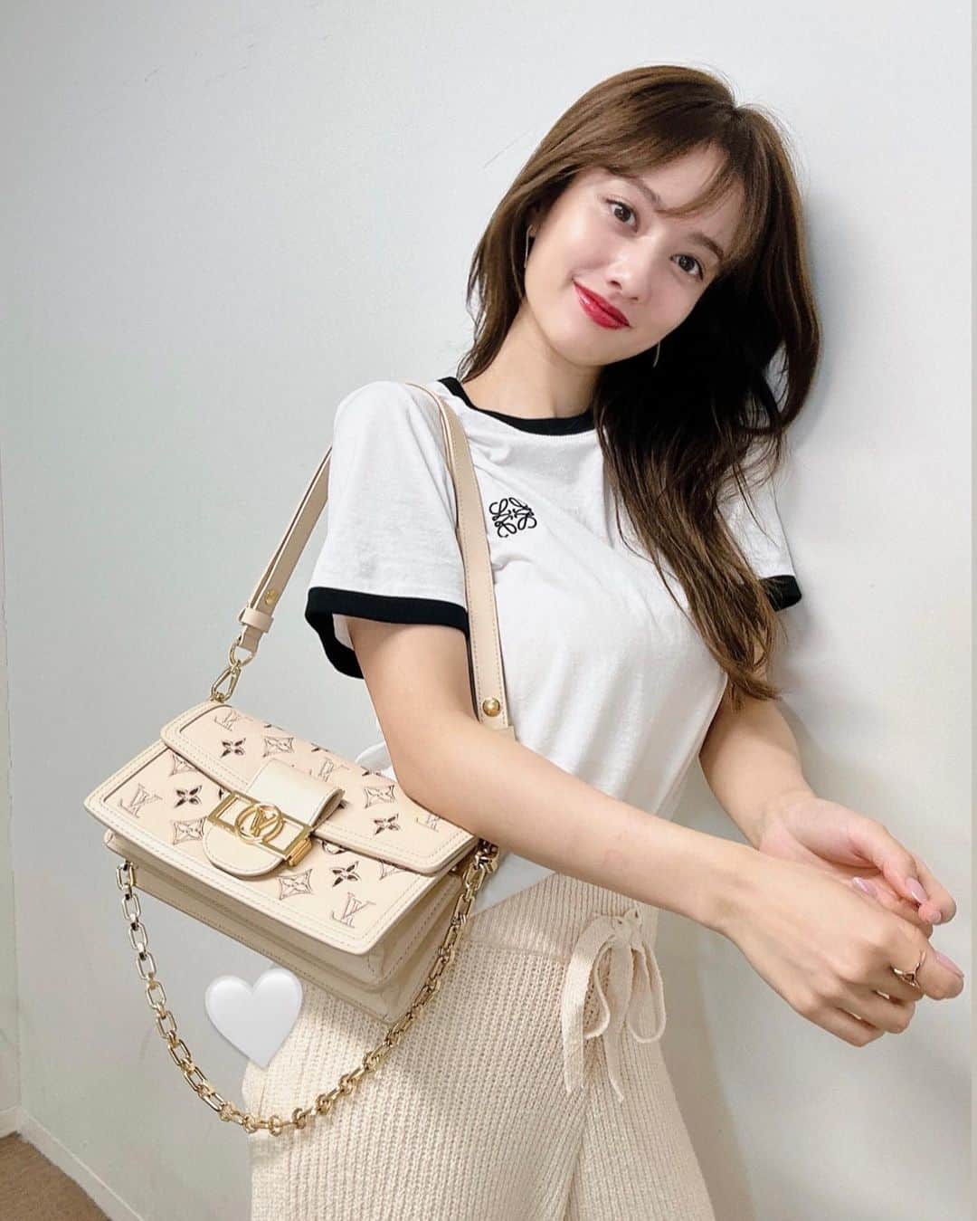 谷まりあのインスタグラム：「Todays  me 🤍 最近カヌレにハマりそうです。。🤤🤤もちろん変わらず干し芋ちゃんが1番ですが。。🍠 そして赤リップ💋 オススメのカヌレ教えてください🥺  今日も頑張りましたねん、 お疲れ様でした🤍」
