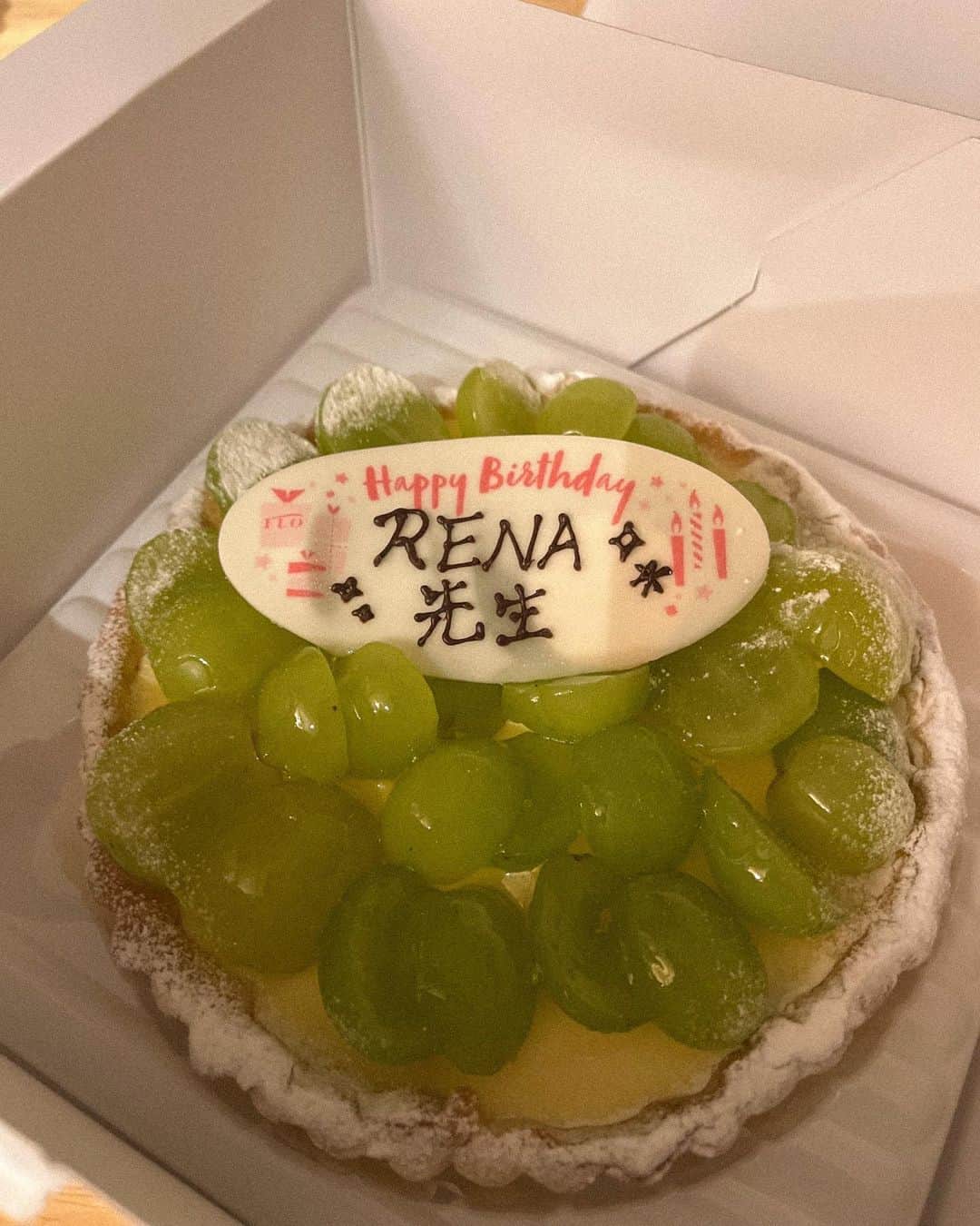 RENA さんのインスタグラム写真 - (RENA Instagram)「9月14日お誕生日でした🤍  いくつになってもおめでとうって言葉はやっぱり嬉しい🥰  お誕生日は周りの人達に改めて感謝する日🙏✨  去年の目標は、この数年日々の忙しさやコロナ期を理由にしてやりたい事が全然出来ていなかった事を解消する事だったけど、全部じゃないけど結構出来て楽しめた気がする✨  今年は自分を二の次三の次にせず、自分を優先して自分自身を大事にする事を目標にしました🤍  この仕事してると人の事ばかり考えて時間使って自分の事後回しにして、結果自分の事がスムーズに運べずめちゃくちゃ大変だから😂  この前も実は韓国行く前日迄仕事忙しくてまだ準備してなくて、夜帰宅して準備始めたらパスポートがない事に気付き終電ギリギリでダッシュでスタジオに探しに行って、結果無くて帰宅して、家のコピー機の上にあったっていう。。  スタジオにわざわざ探しに行ったにも関わらず無くて、終電に乗りながらボーっと考えていて、自分の事を後回しにするのはもうやめようと新しい一年の目標にしようと心に誓ったのでしたw😂  そんな感じで これからも人生に携わってくれる皆様に感謝しながら☘️  改めてこれからもよろしくお願いします🥰✨  #birthdaygirl #mybirthday #hoteldinner #sheraton #mykids #mystudio #お誕生日 #お祝い #皆ありがとう #感謝 #おめでとう私 w」9月15日 20時49分 - rena_flare