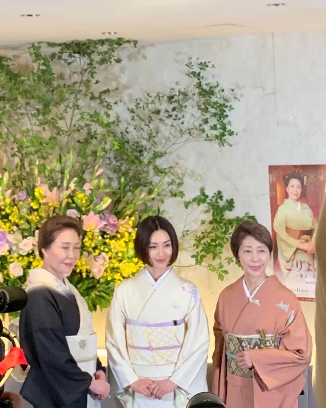 酒井法子さんのインスタグラム写真 - (酒井法子Instagram)「振り返り投稿致します。 こちらの画像は 舞台「ごりょんさん」制作発表会の 様子です。 大分遡りましたが、😅。 この時私が着用させて頂いている 美しいお着物は 藤堂和子ママから頂いた お着物なんです。🙇‍♀️ とてもとても美しいお着物を 「お世話になるから是非着てくださいね✨」 とあまりにサラリと贈って頂きました😭😭😭 一番相応しい日に着させて頂きました✨ 本当に有難う御座いました。 そして、あの日初顔合わせとなった方々も いらしてくださっていました。 倉科遼先生、演出家の笹浦暢大さん、 風祭ゆき様、田村幸士さん💜 そして、藤堂和子ママ✨ あの日、倉科先生がインタビューで 酒井さんセーラー服着ますよ。 と仰った言葉に、「不安しかありません。」 と答えてしまい、それが記事の大見出しに して頂いていたあの日。。😅 何はともあれ 皆さんに盛り上げて頂き、 今ではこうして振り返る事が出来る今に 感謝しかありません。 #ごりょんさん #倉科遼先生 #藤堂和子ママ #笹浦暢大さん #風祭ゆき様 #田村幸士さん #酒井法子」9月15日 20時42分 - noriko_sakai_official