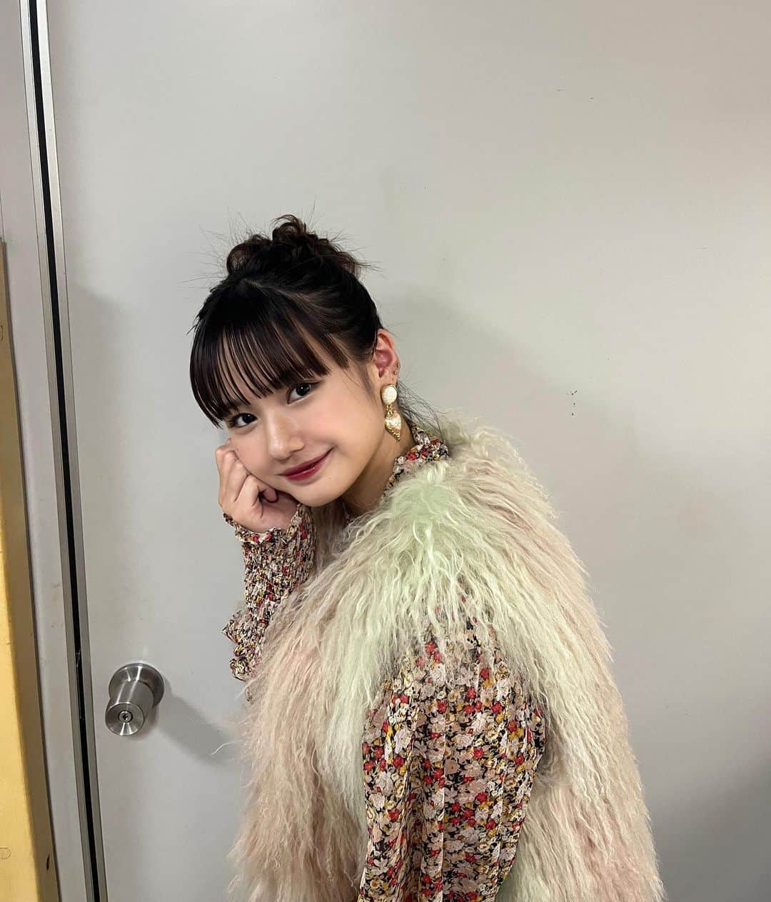 横山玲奈のインスタグラム：「🍁🍄🌰 . . 秋だよ〜 秋ツアーグッズのオフショットだよ〜 . . #morningmusume23 #横山玲奈」