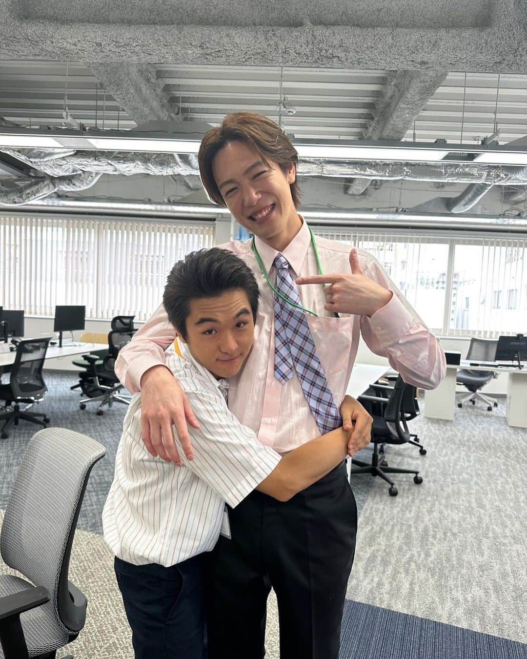 内藤秀一郎さんのインスタグラム写真 - (内藤秀一郎Instagram)「こっち向いてよ向井くん 最後までご覧いただきありがとうございました！  最後はteekitのメンバーとお写真を撮らせていただきました！幸せ！  とても暖かくて、しっかりと恋愛観を学べる現場でした！最後はずっと笑ってた  僕も河西のようにまっすぐに愛を伝えられる人間になっていけたらいいなっておもいました！  ありがとう河西くん。  #こっち向いてよ向井くん」9月15日 20時43分 - syuichiro_naito