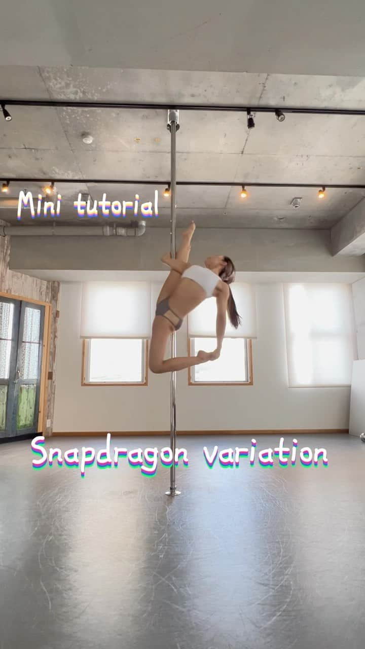 坂井絢香のインスタグラム：「Mini tutorial✨  #pdsnapdragonvariation  snapdragonとは、金魚草の事だそうな🪻 肘と膝裏にしっかり摩擦をかけるのがポイント👍  挑戦したよー！出来たよー！ のタグ付け待ってます🫡💕　  Wearing @menuet_official   #poledance #pdtricks #pdtutorial  #spinningpole」