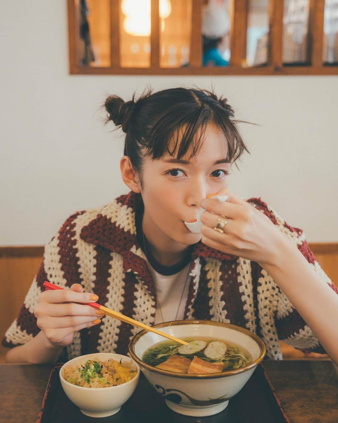 佐藤栞里のインスタグラム：「. MORE連載 "ちょっと食べてみ！？" 最後の目的地は沖縄🌺 地元の方が教えてくれたアーサそばや ずっとずっと憧れだったステーキ (A1ソースもばっちりかけたよ！) ここで働きたいと時給まで調べそうになった パン屋さんやコーヒー屋さん☕️ 絶対行って！と何人もの人たちに言われたタコスに🌮 帰り道にあったら最高じゃんなアイスぜんざい お店の方や道ゆく方とのお喋りも楽しかった天ぷら屋さん とんでもない枚数を飲み物のようにたいらげたパンケーキ そしてやっぱり私たちはこれでしょってことで 餃子でしめっ🥟🥟 これにて、47都道府県全制覇しました！ あーーーーおいしかった！！ 食べることが大好きなわたしにとって 毎回、お腹も心もほくほくになる褒美の日☺️ 本当に、どの土地も美味しいものに溢れていて この連載がなかったらあのごはんにもあのスイーツにも 出会えてなかった人生だったなんてもう考えられなくて、笑 それくらい、心に残るごはんたちに出会えた 今までもこれからもずっとずっと たからものになるような、そんな連載でした。 "私の地元のごはんを紹介してくれてありがとう" "うちのお店を選んでくれてありがとう" 読者さんやお世話になったお店の方たちからの あたたかいお言葉もいつもすごく嬉しかったです。 こちらこそ、幸せをたくさん、ありがとうなのです。 これからのわたしの目標は この連載で出会えたお店の聖地巡礼をすること！ お取り寄せであんなに美味しいんだもの！ 出来たてはきっともっともっと美味しい🥰 お取り寄せのリピートは引き続きしつつ 目標達成の旅も、実行しようと思います☺︎☺︎ ああほんとに、最高だったな"ちょっと食べてみ！？"連載。 どの号も、自信を持ってお届けできる 永久保存版です🥟🍛🍣🍝🥙🍔🍕🍧🍙🥗🥚」