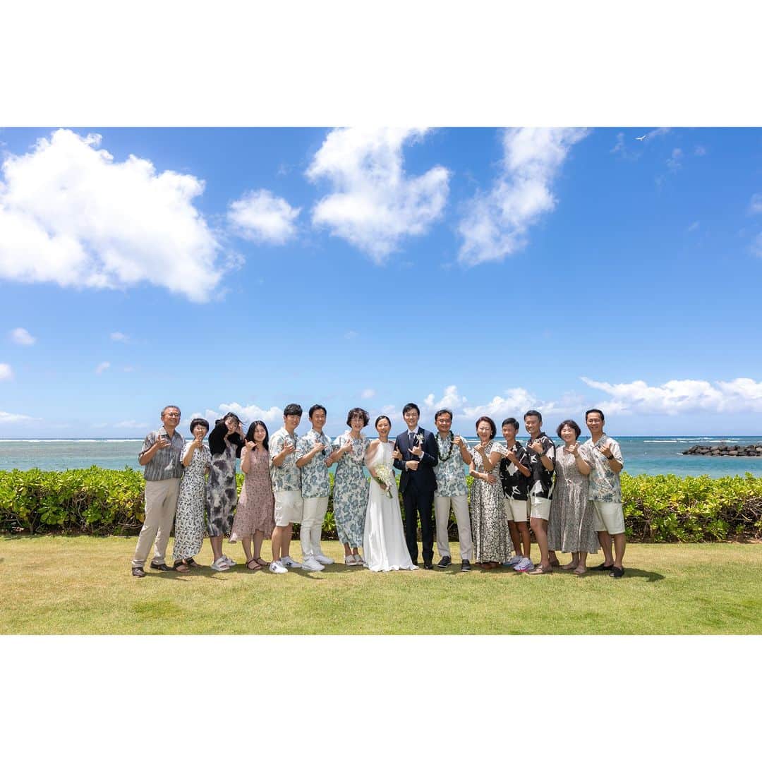 ワタベウェディングさんのインスタグラム写真 - (ワタベウェディングInstagram)「ワタベウェディングでハワイ挙式をされた素敵な卒花嫁さまをご紹介します💍 ----------------------------------------------- 2023年6月に「ザ・カハラ オーシャンフロント ガーデンウェディング」にてリゾート挙式をされたおふたり。  世界のセレブに愛される名門ホテル「ザ・カハラ」。 その広大な敷地内にありながら、海を見渡すことができるガーデンでの挙式が叶います✨  エメラルドブルーの海と、青い空、グリーンの芝生のコントラストが美しい舞台での挙式がとっても素敵です！   挙式後は、海とガーデンを一望できるプライベートルーム「カハラ オ・ケ・カイ」でパーティをされました。 こちらはハワイ産の食材をふんだんに取り入れたお食事も人気なんです👨‍🍳  ハワイでの挙式も徐々に増えています！家族旅行やハネムーンを兼ねた結婚式。 お気軽にご相談にお越しください✨ 直前のご予約は、その場で空き状況がわかるリアルタイム予約が便利です✍  @watabewedding ------------------------- #ワタベウェディング #watabewedding #リゾートウェディング #リゾート挙式 #ウェディングフォト #フォトウェディング #結婚式 #挙式 #プレ花嫁 #卒花嫁 #プレ花嫁さんと繋がりたい #結婚式準備 #2024春婚 #2023秋婚 #家族挙式 #ゼクシィ #沖縄ウェディング #少人数結婚式 #家族婚 #家族挙式レポ #ハワイ挙式 #ハワイ旅行 #ハワイウェディング #結婚式決行 #式場見学レポ #式場見学 #式場探し #式場迷子 #カハラ #ザカハラホテル -----------------------------------------------」9月15日 20時45分 - watabewedding