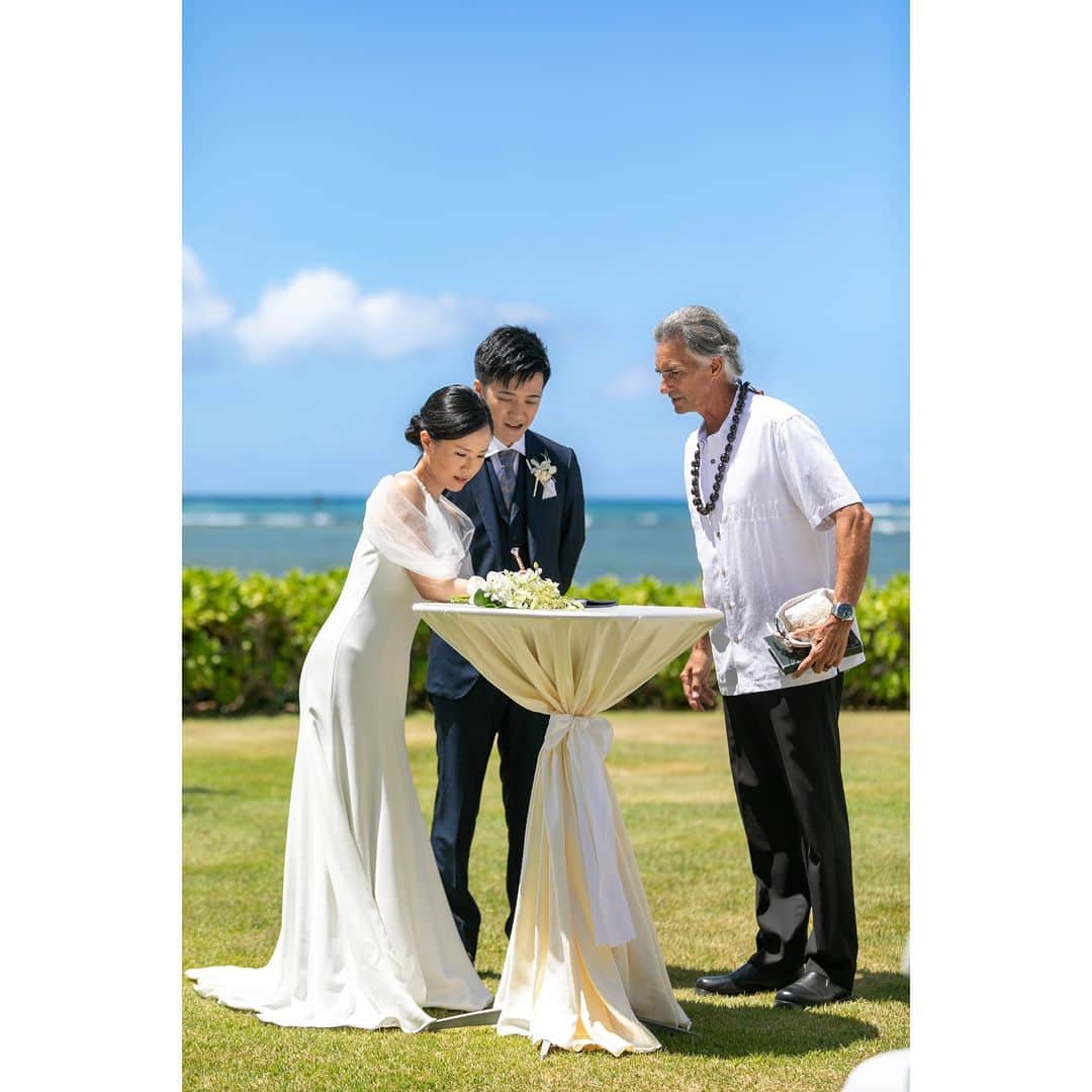 ワタベウェディングさんのインスタグラム写真 - (ワタベウェディングInstagram)「ワタベウェディングでハワイ挙式をされた素敵な卒花嫁さまをご紹介します💍 ----------------------------------------------- 2023年6月に「ザ・カハラ オーシャンフロント ガーデンウェディング」にてリゾート挙式をされたおふたり。  世界のセレブに愛される名門ホテル「ザ・カハラ」。 その広大な敷地内にありながら、海を見渡すことができるガーデンでの挙式が叶います✨  エメラルドブルーの海と、青い空、グリーンの芝生のコントラストが美しい舞台での挙式がとっても素敵です！   挙式後は、海とガーデンを一望できるプライベートルーム「カハラ オ・ケ・カイ」でパーティをされました。 こちらはハワイ産の食材をふんだんに取り入れたお食事も人気なんです👨‍🍳  ハワイでの挙式も徐々に増えています！家族旅行やハネムーンを兼ねた結婚式。 お気軽にご相談にお越しください✨ 直前のご予約は、その場で空き状況がわかるリアルタイム予約が便利です✍  @watabewedding ------------------------- #ワタベウェディング #watabewedding #リゾートウェディング #リゾート挙式 #ウェディングフォト #フォトウェディング #結婚式 #挙式 #プレ花嫁 #卒花嫁 #プレ花嫁さんと繋がりたい #結婚式準備 #2024春婚 #2023秋婚 #家族挙式 #ゼクシィ #沖縄ウェディング #少人数結婚式 #家族婚 #家族挙式レポ #ハワイ挙式 #ハワイ旅行 #ハワイウェディング #結婚式決行 #式場見学レポ #式場見学 #式場探し #式場迷子 #カハラ #ザカハラホテル -----------------------------------------------」9月15日 20時45分 - watabewedding