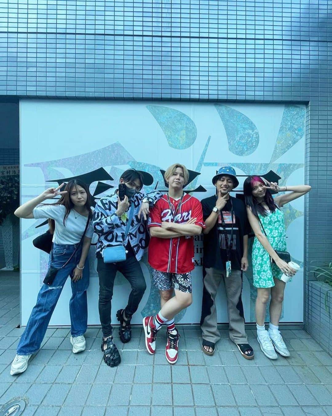 藤田早希のインスタグラム：「大分時差やけど番洋展行ってきたー！ 隻眼の画家として国内外で活躍されている番洋さんの 絵画展を兄様Pということで渋谷へ✨ 赤富士と天地創造の絵が中でも大好きでした。 芸術に触れるのまじ大事すぎる。. . . . #番洋展 #隻眼の画家 #怒りは芸術だ #art #artgallery #artartist . . . .」